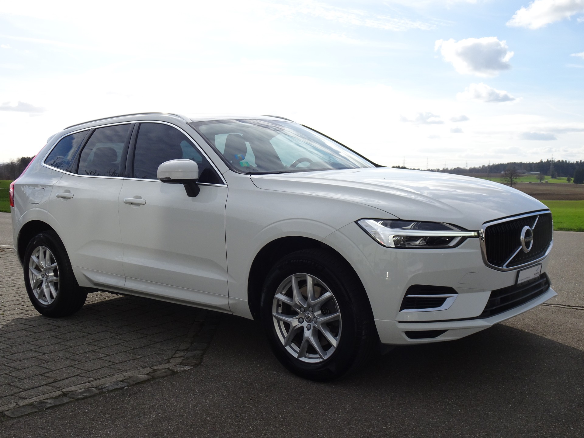 VOLVO XC60 T8 eAWD Momentum Geartronic-image-4