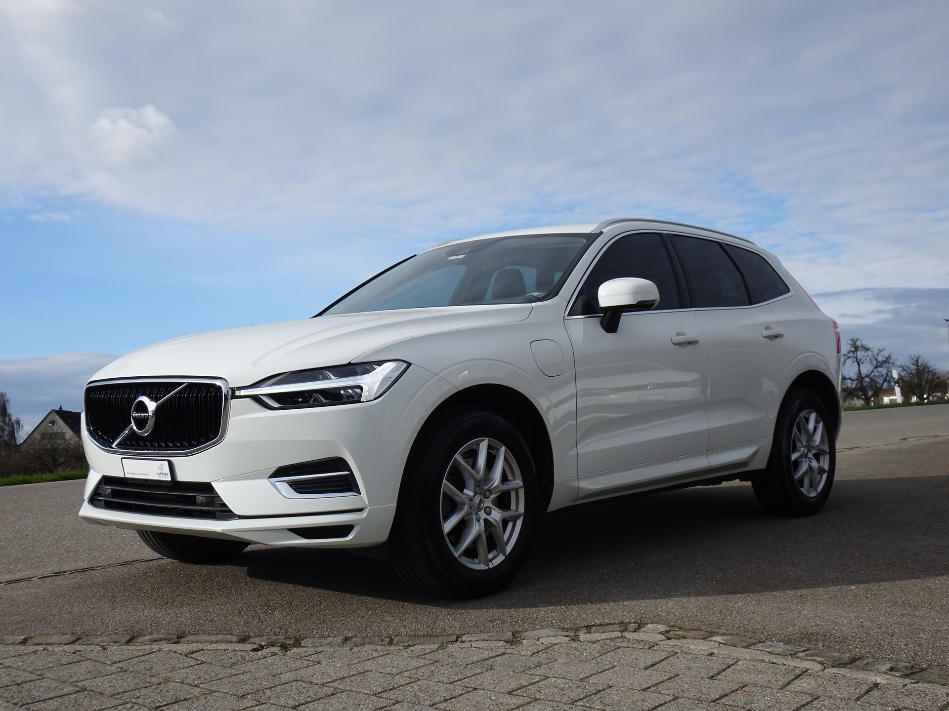 VOLVO XC60 T8 eAWD Momentum Geartronic-image-0