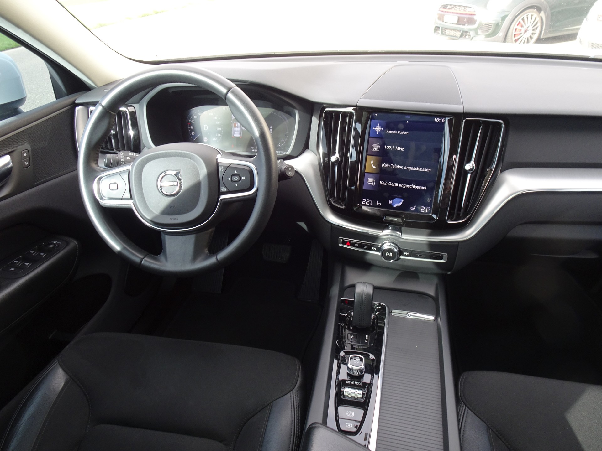 VOLVO XC60 T8 eAWD Momentum Geartronic-image-8