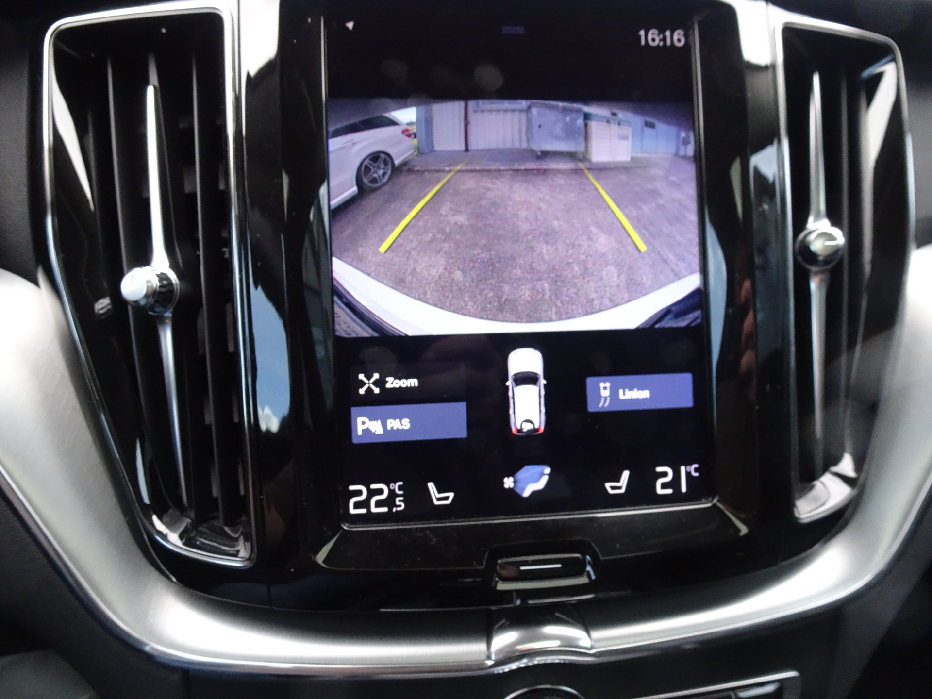 VOLVO XC60 T8 eAWD Momentum Geartronic-image-11