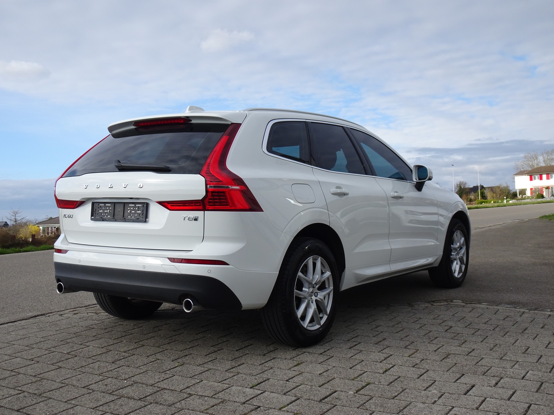 VOLVO XC60 T8 eAWD Momentum Geartronic-image-3