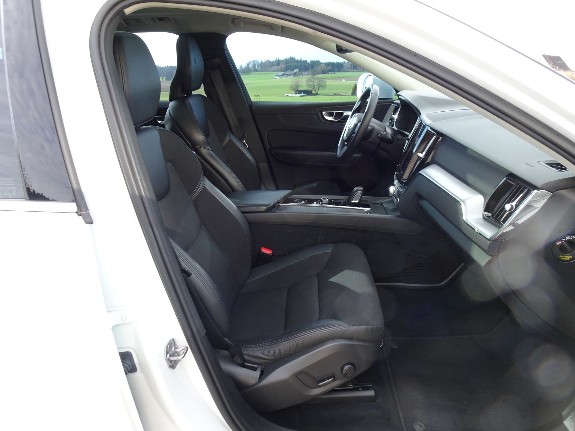 VOLVO XC60 T8 eAWD Momentum Geartronic-image-6