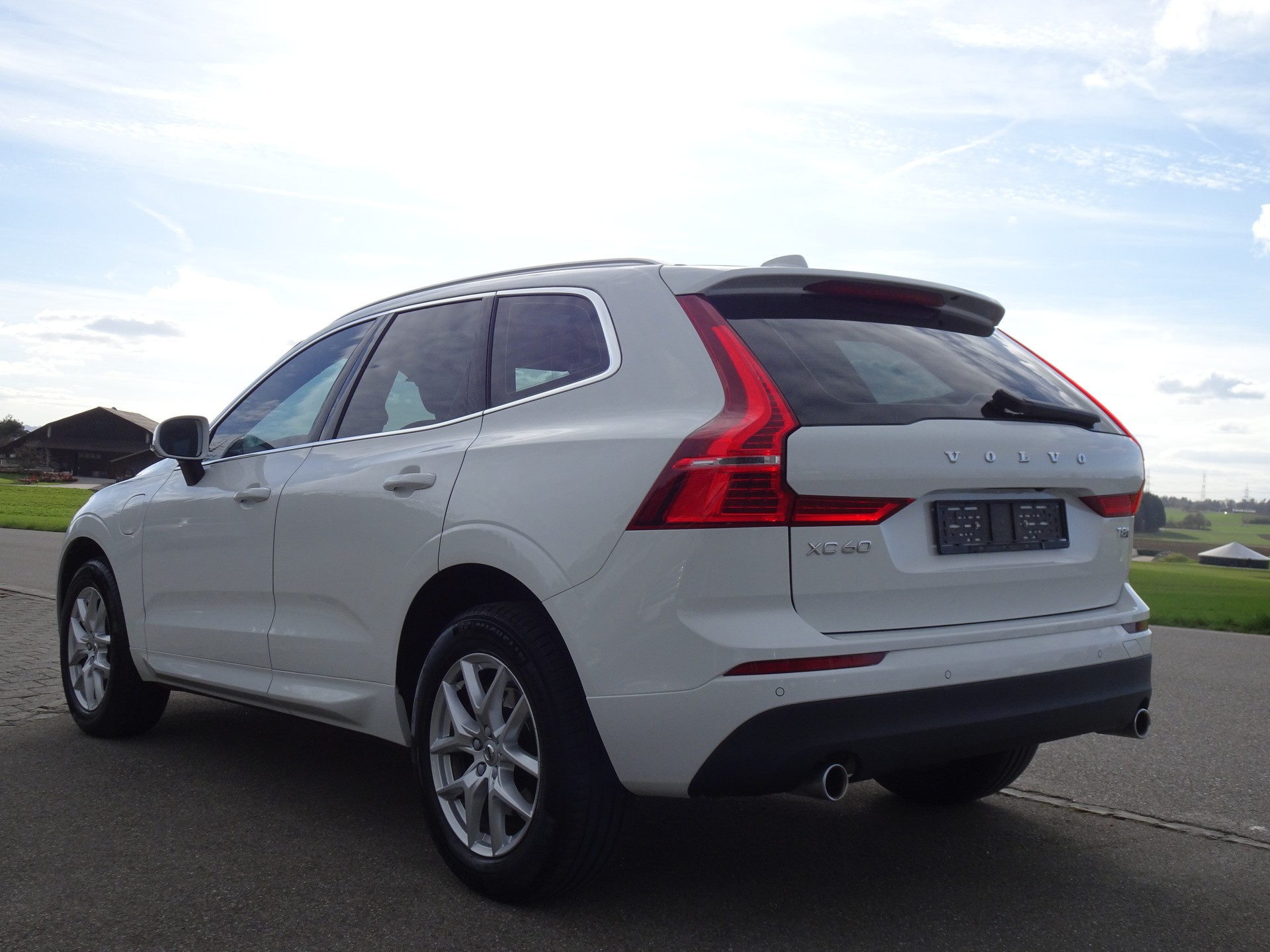 VOLVO XC60 T8 eAWD Momentum Geartronic-image-2