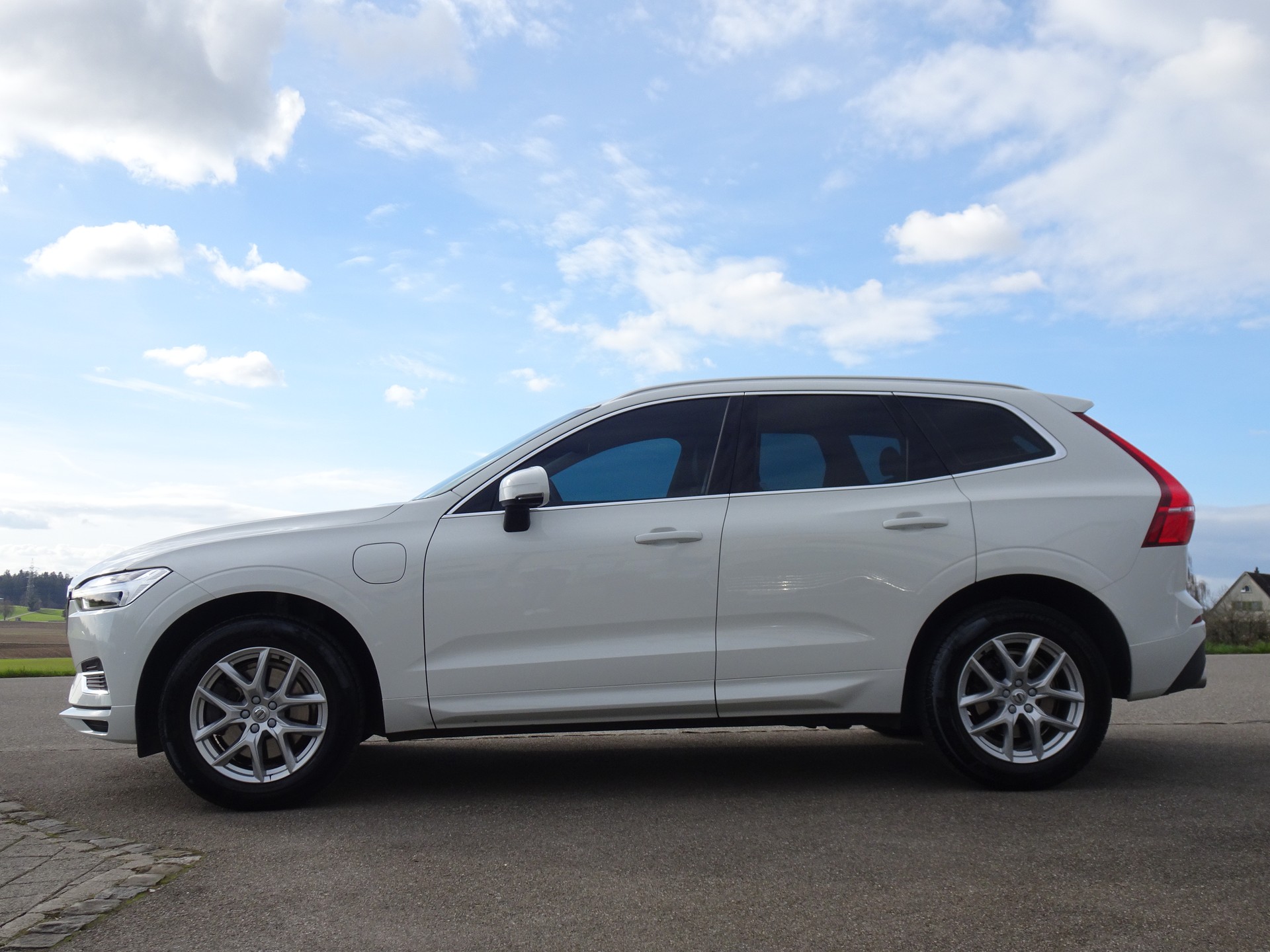 VOLVO XC60 T8 eAWD Momentum Geartronic-image-1