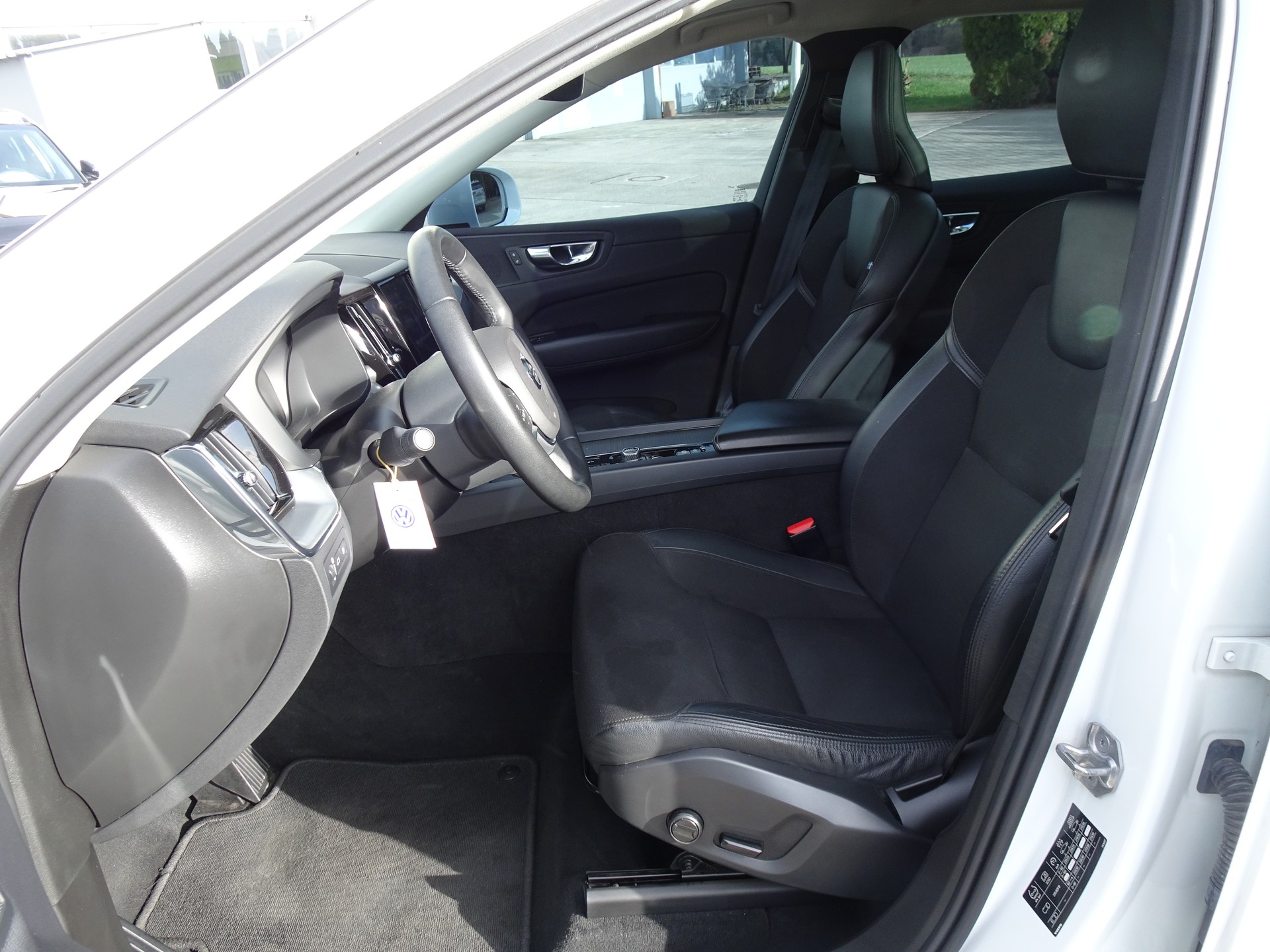 VOLVO XC60 T8 eAWD Momentum Geartronic-image-9