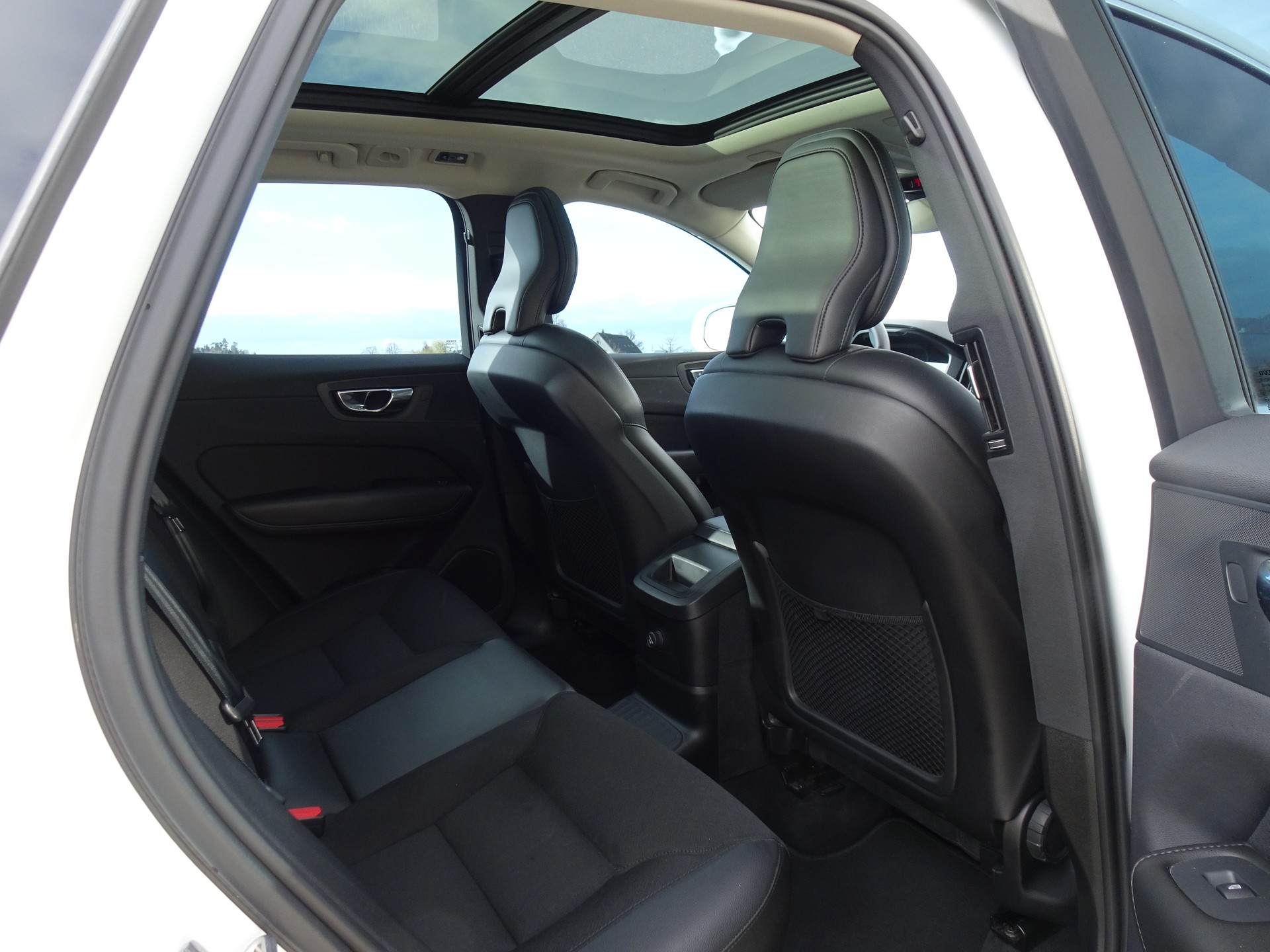 VOLVO XC60 T8 eAWD Momentum Geartronic-image-7