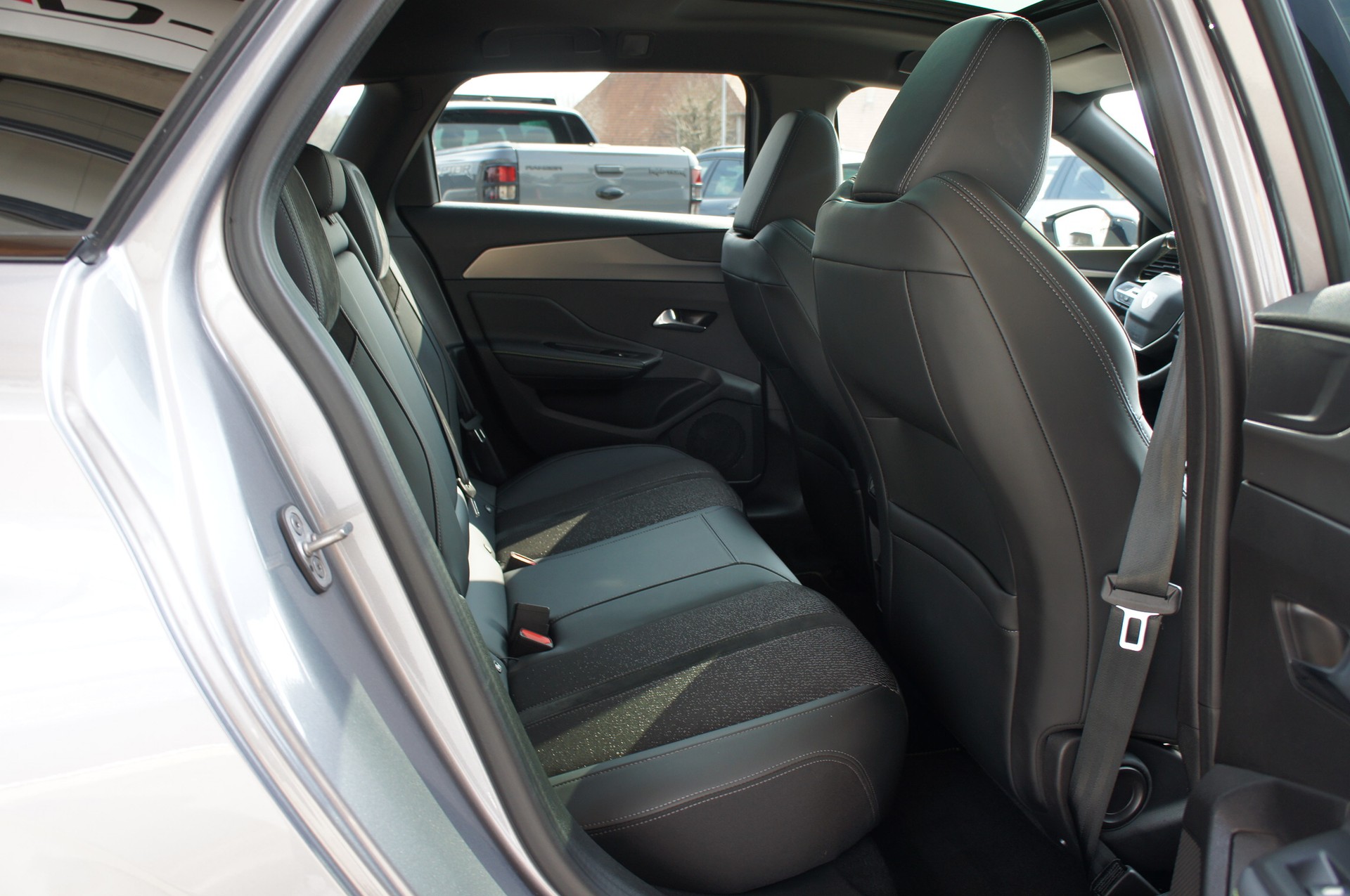 PEUGEOT 308 SW 1.6 PHEV 180 GT-image-9