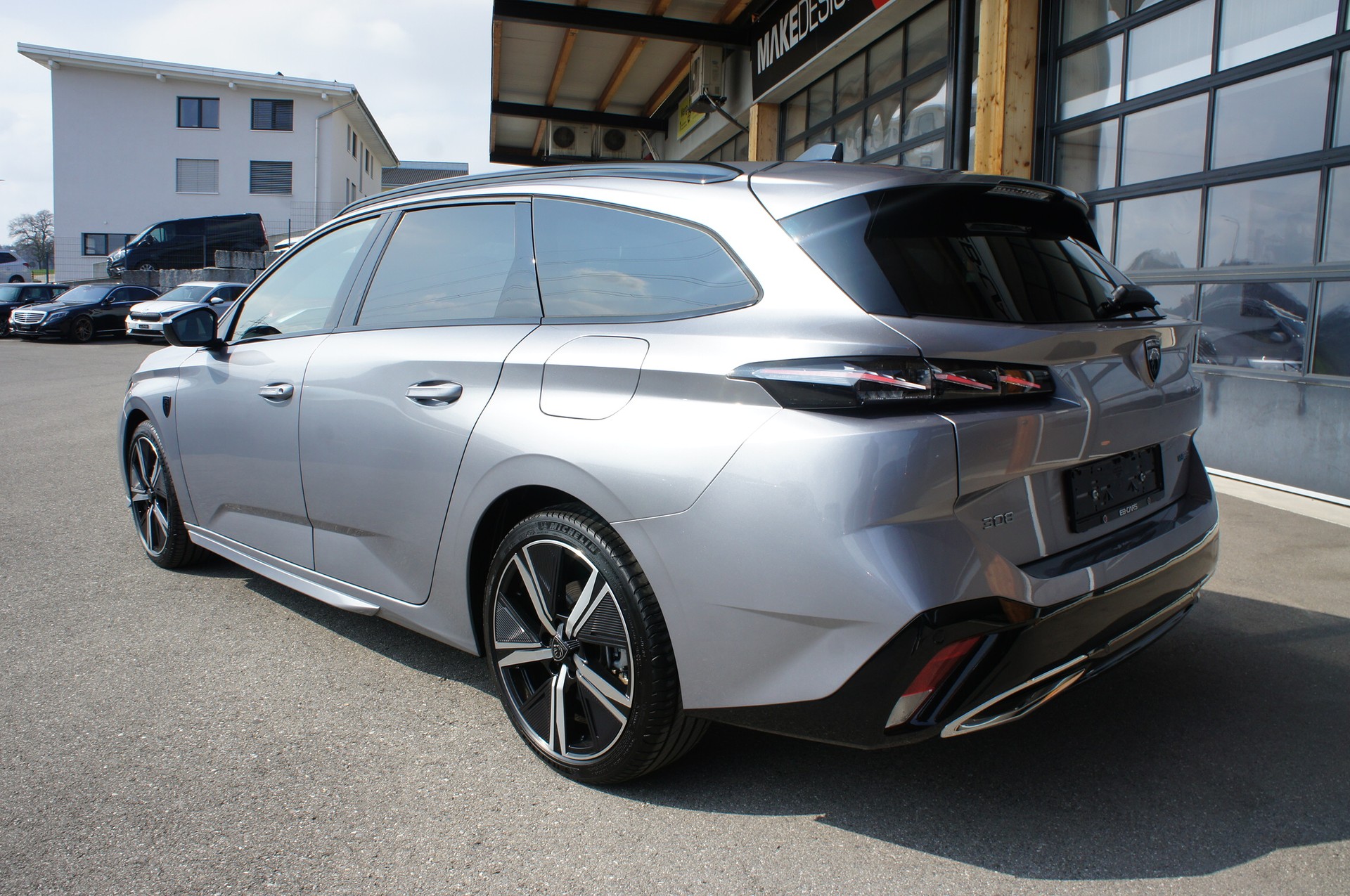 PEUGEOT 308 SW 1.6 PHEV 180 GT-image-2