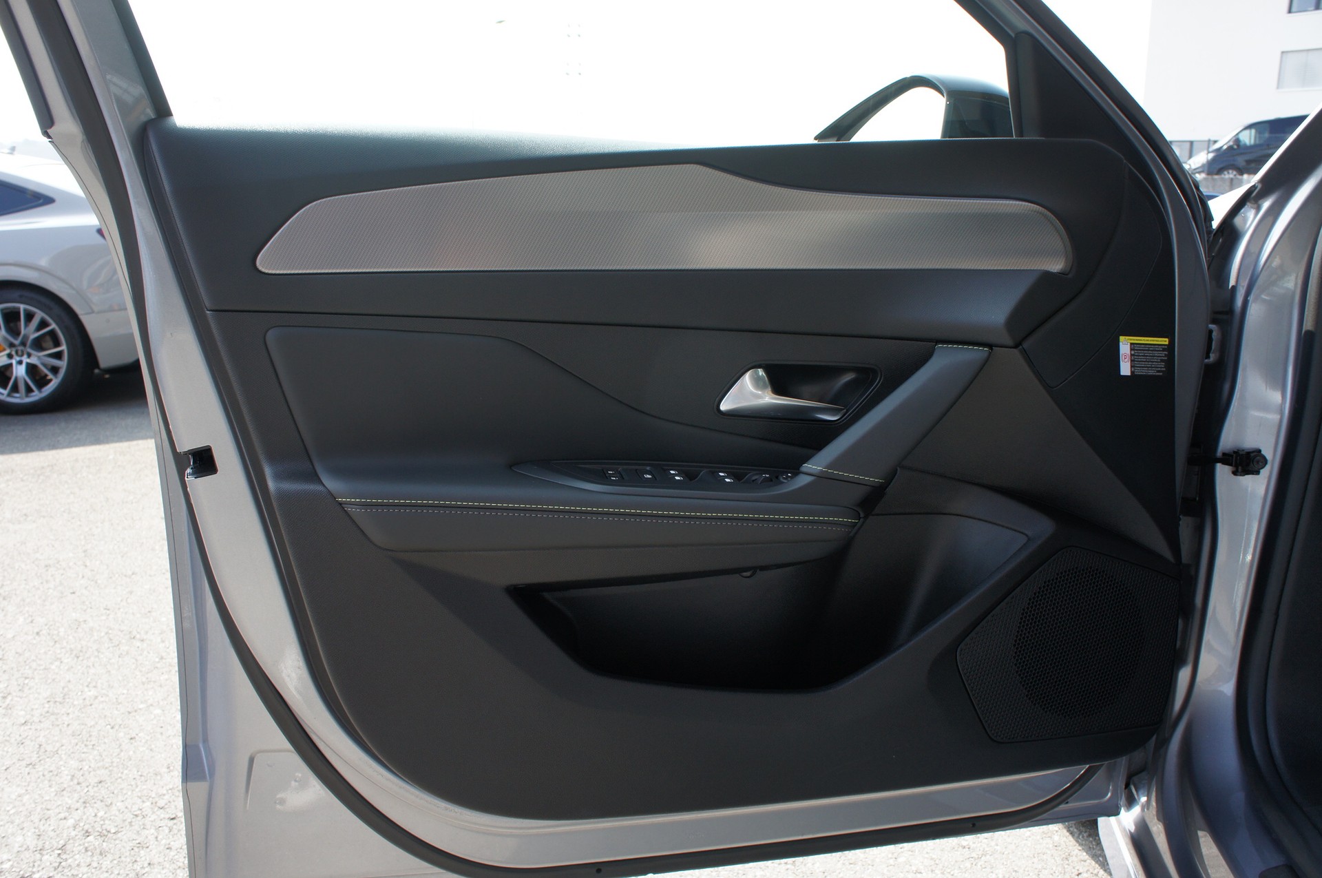PEUGEOT 308 SW 1.6 PHEV 180 GT-image-11