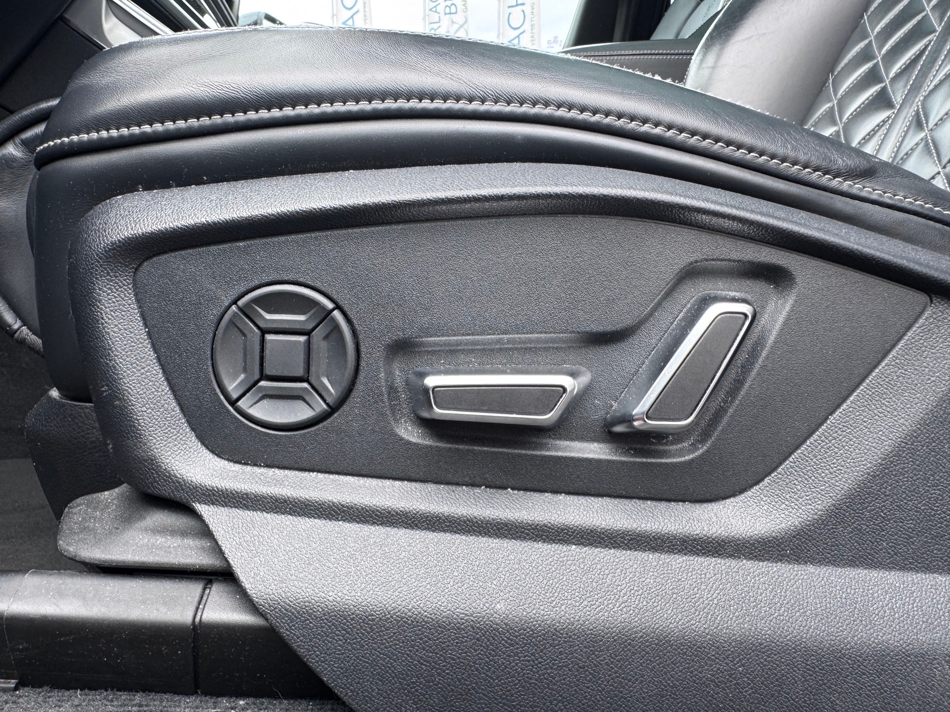 AUDI Q8 55 TFSI Black Edition quattro tiptronic-image-12