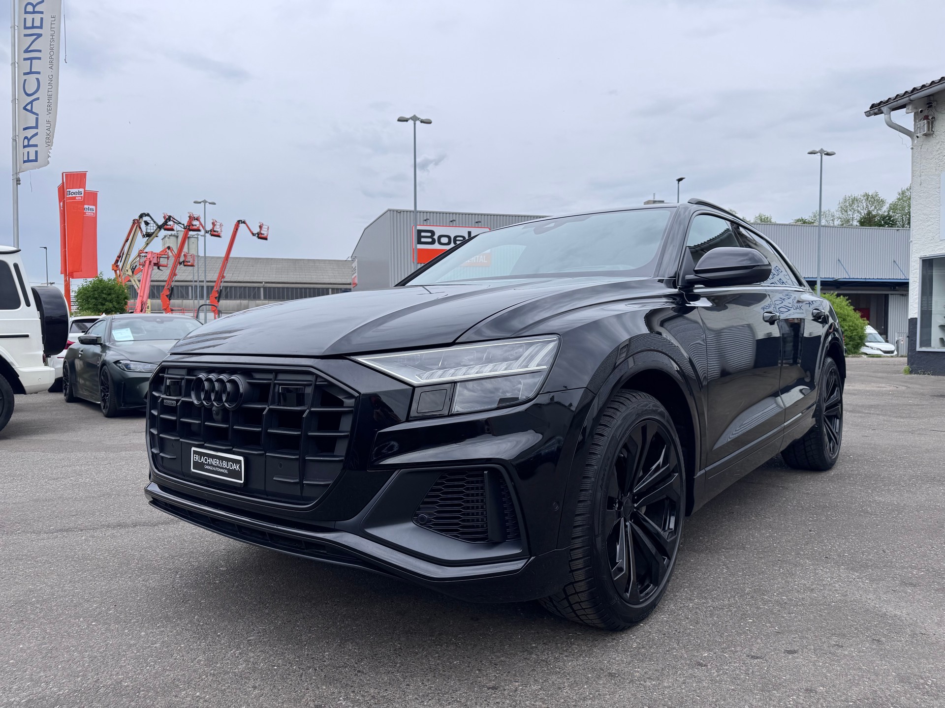 AUDI Q8 55 TFSI Black Edition quattro tiptronic-showroom-element-1