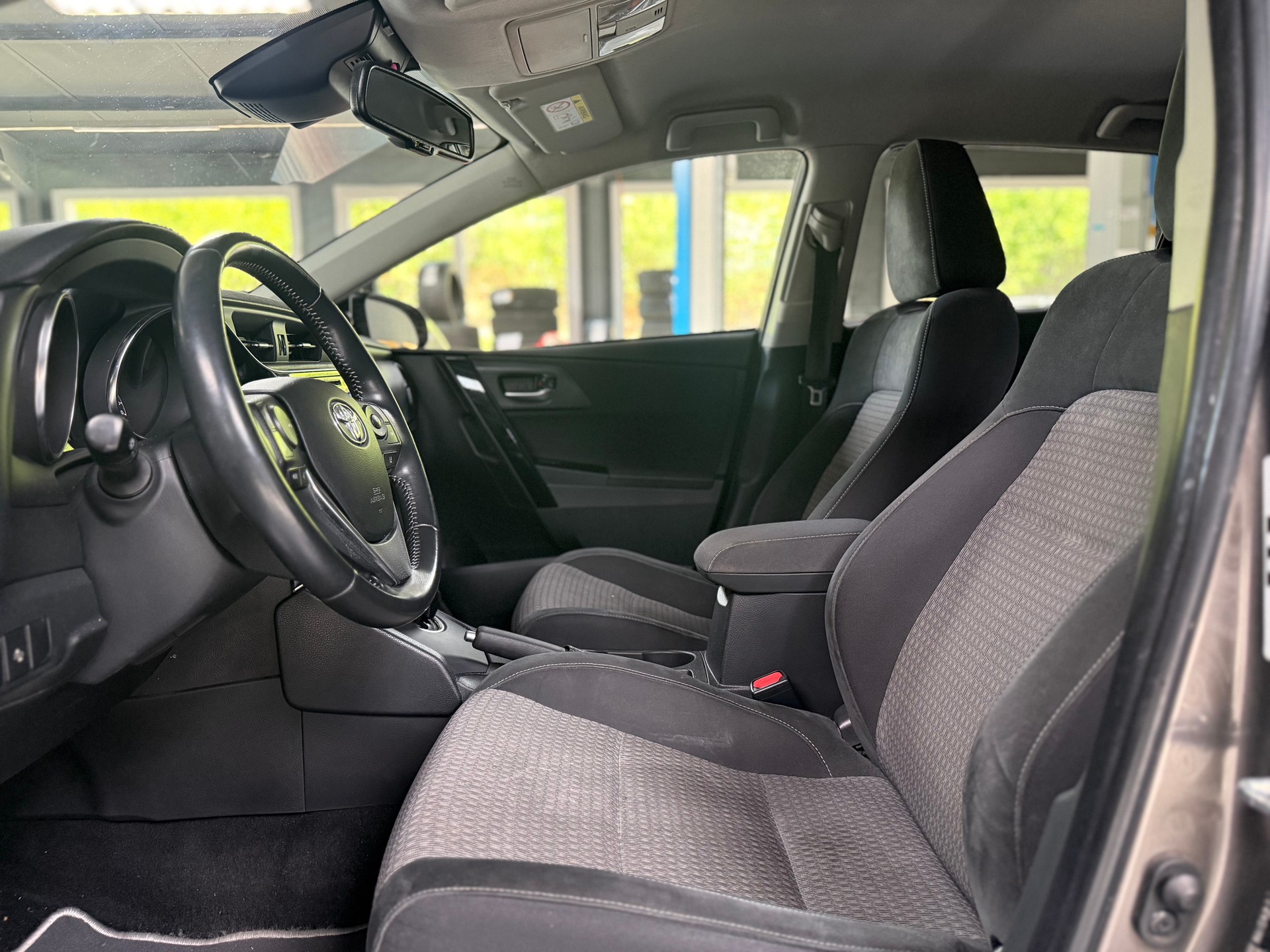 TOYOTA Auris 1.8 HSD Comfort e-CVT *Taxometer* Taxi und Uber-image-11