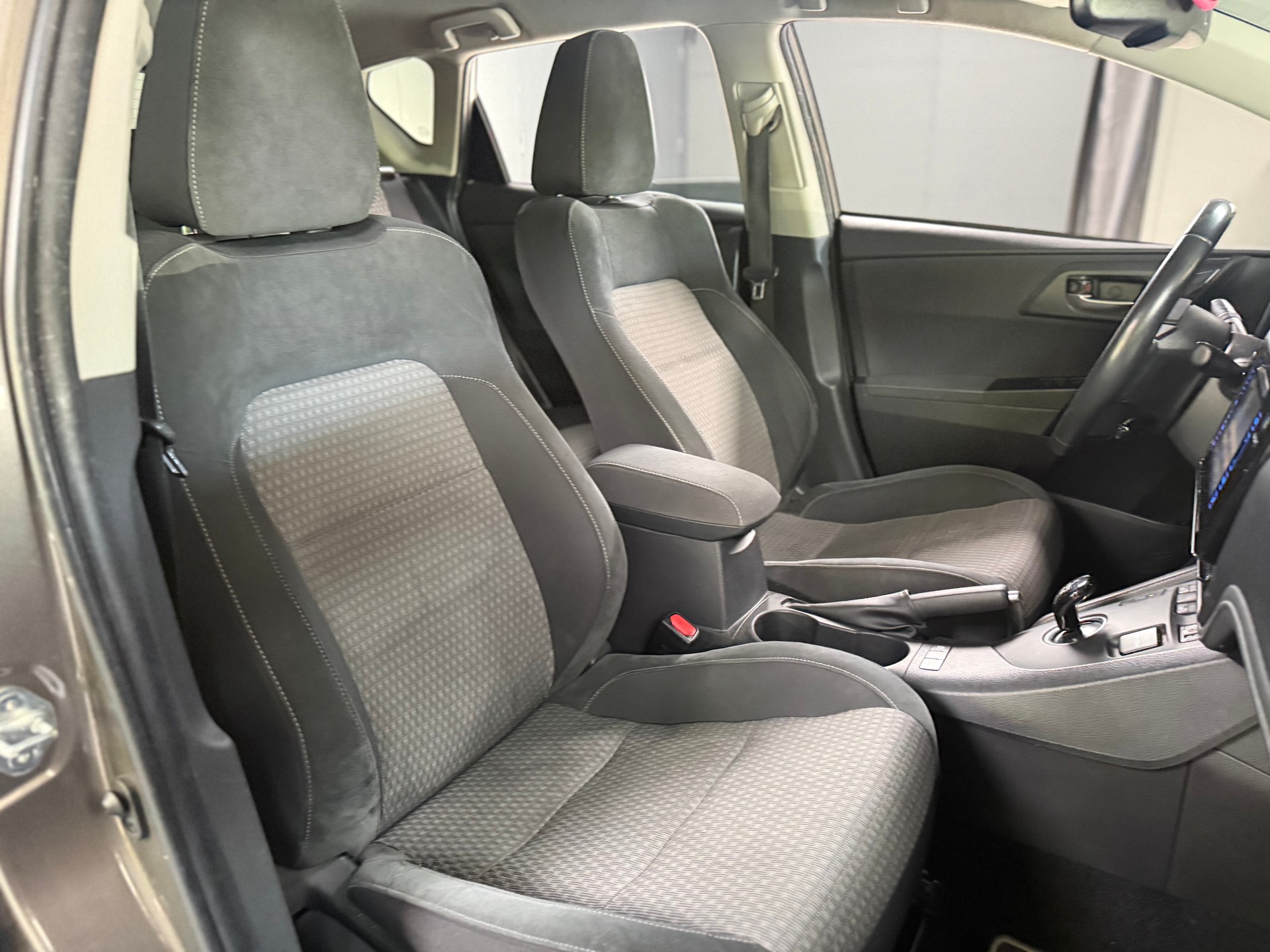 TOYOTA Auris 1.8 HSD Comfort e-CVT *Taxometer* Taxi und Uber-image-12