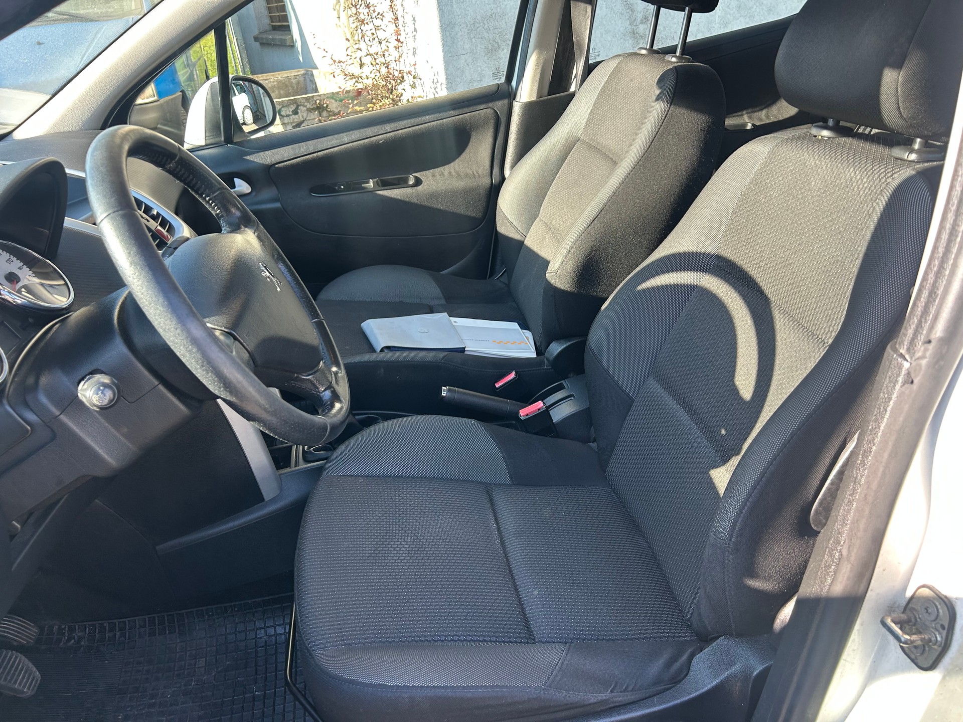 PEUGEOT 207 SW 1.4 16V Active-image-8