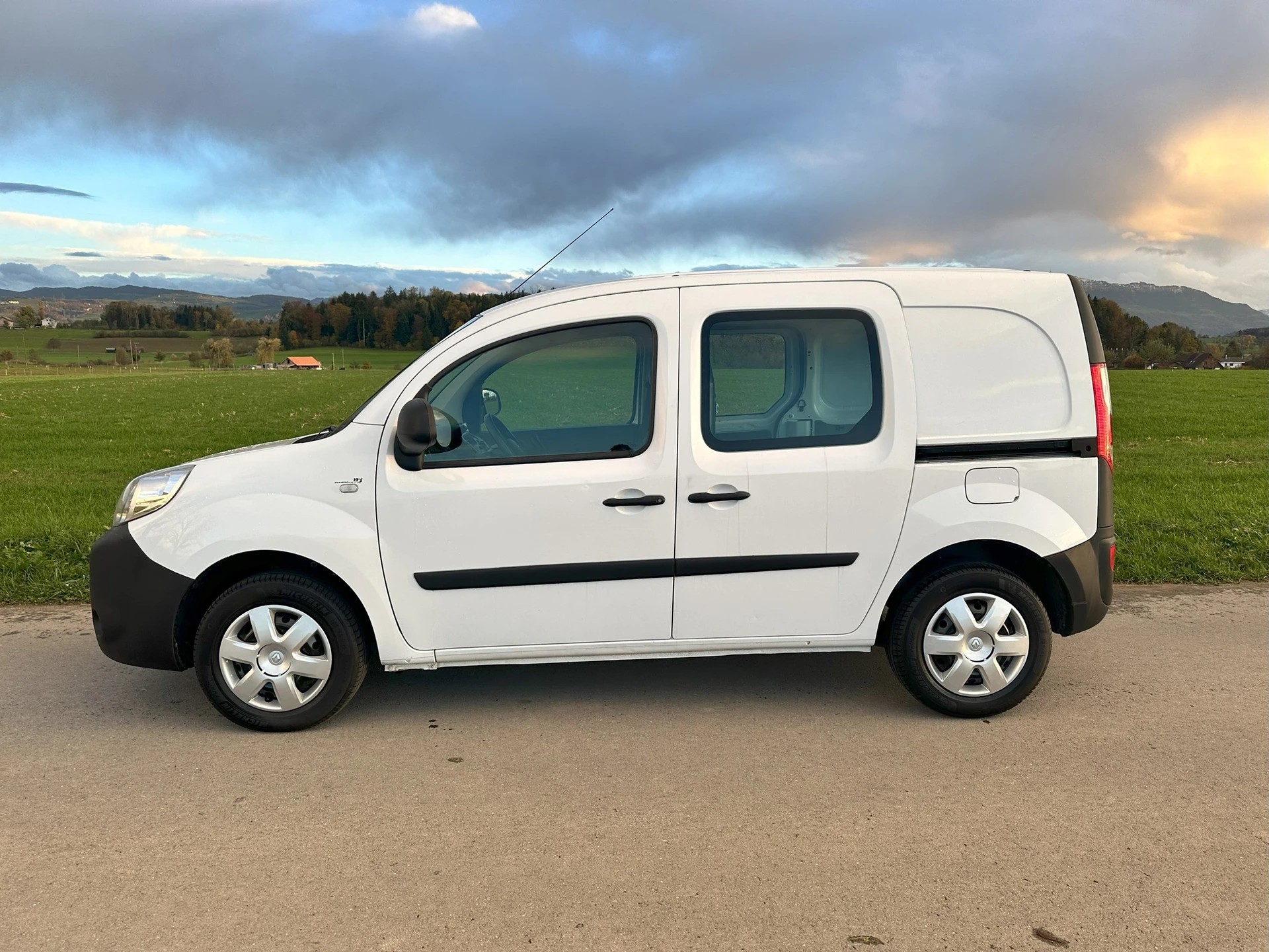RENAULT Kangoo Medium dCi 90 ENERGY Business*Nutzlast 745 Kg**-image-2