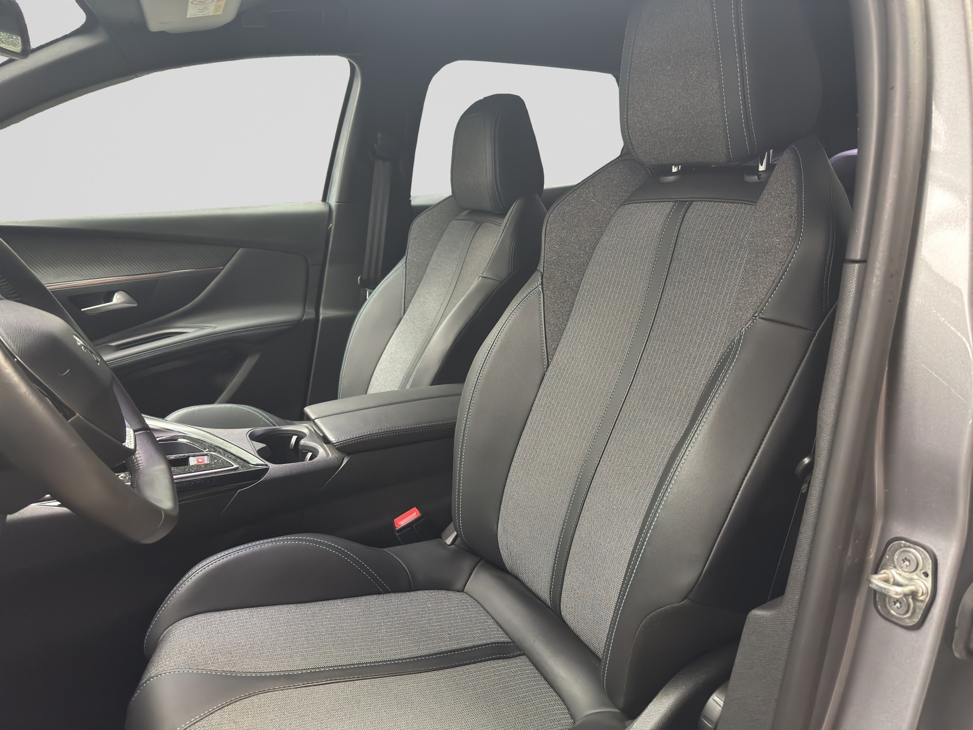 PEUGEOT 3008 180e Hybrid2 Allure Pack EAT8-image-5