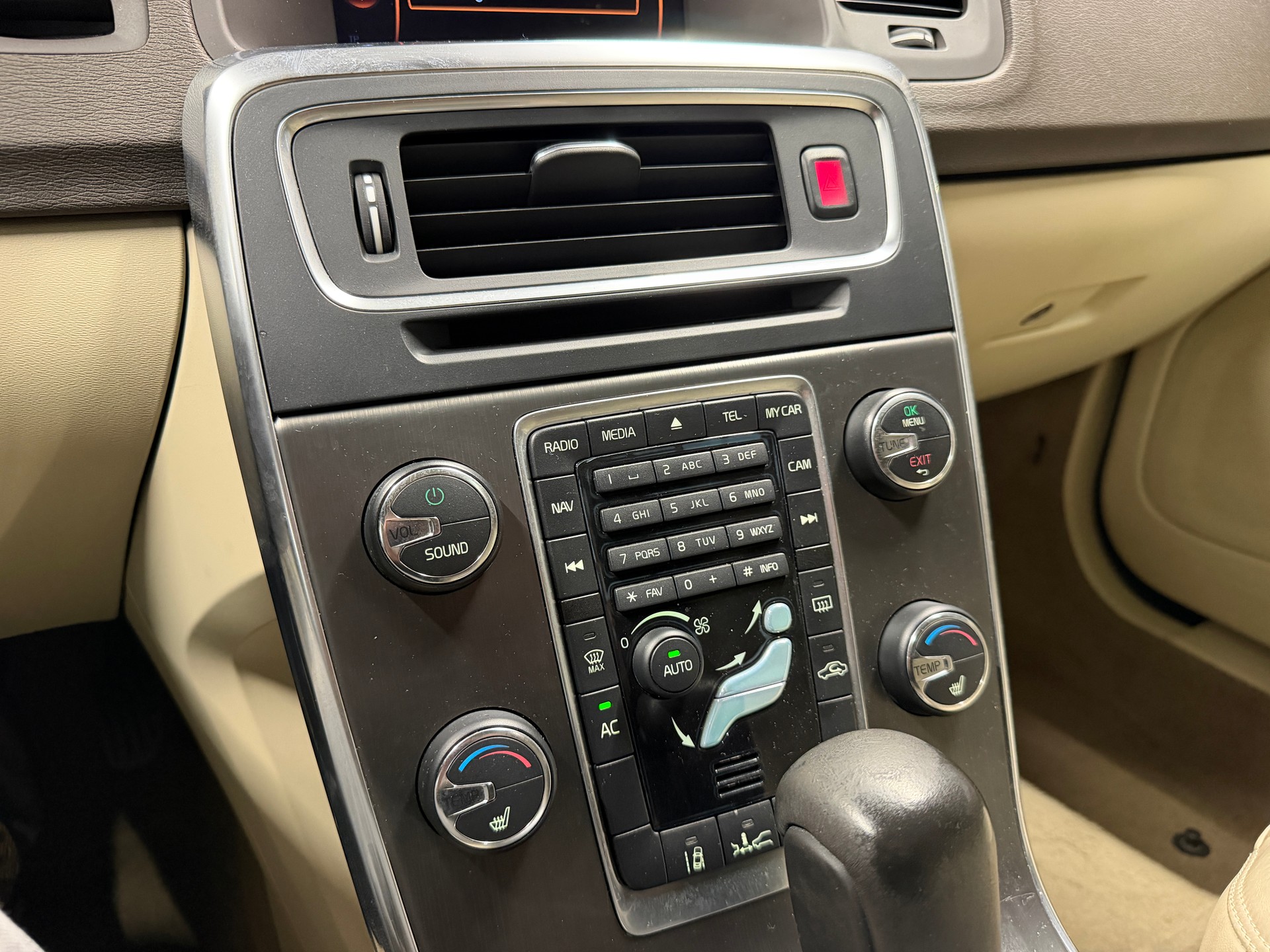 VOLVO V60 2.0 T5 Summum-image-17