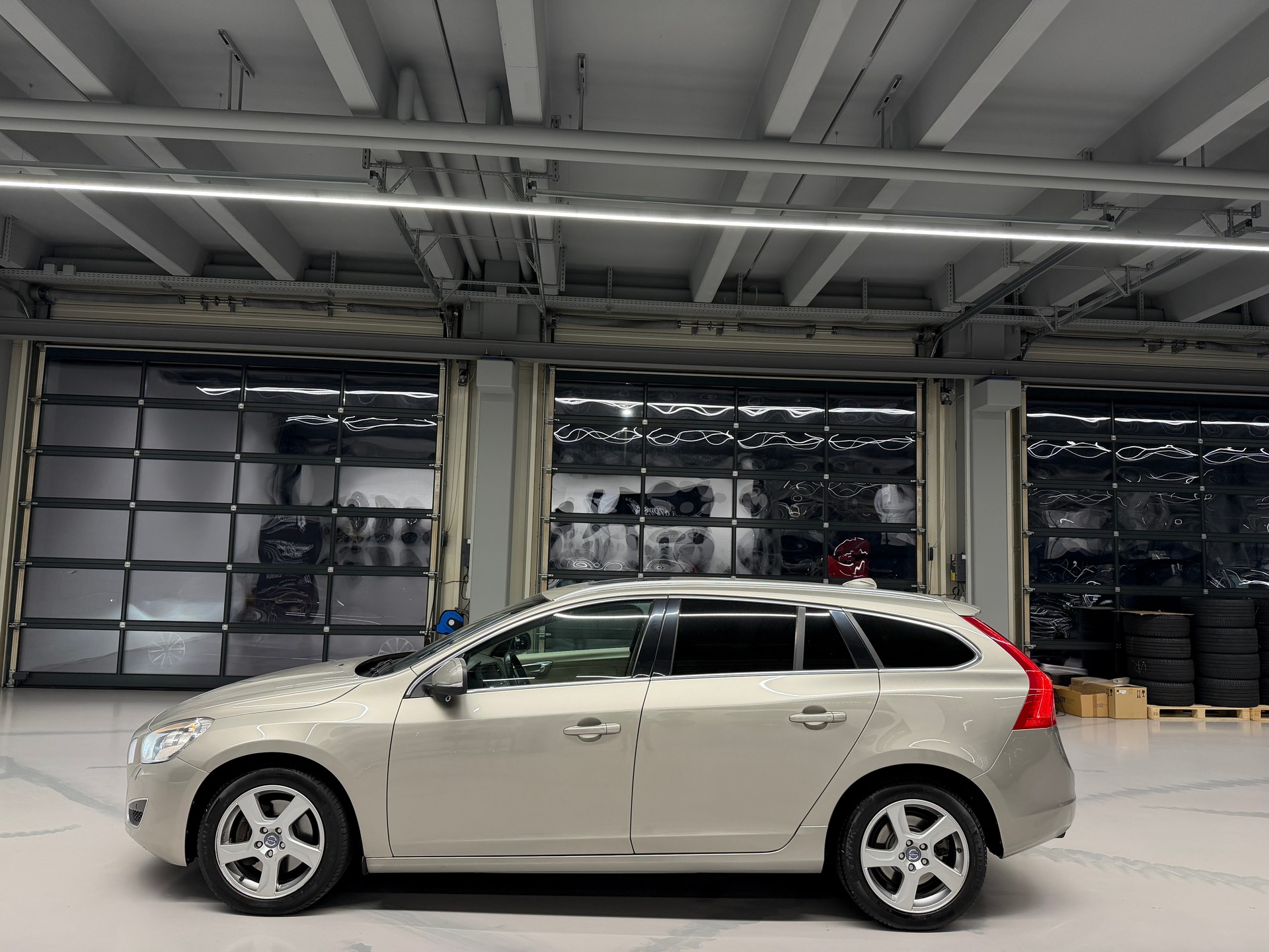 VOLVO V60 2.0 T5 Summum-image-7