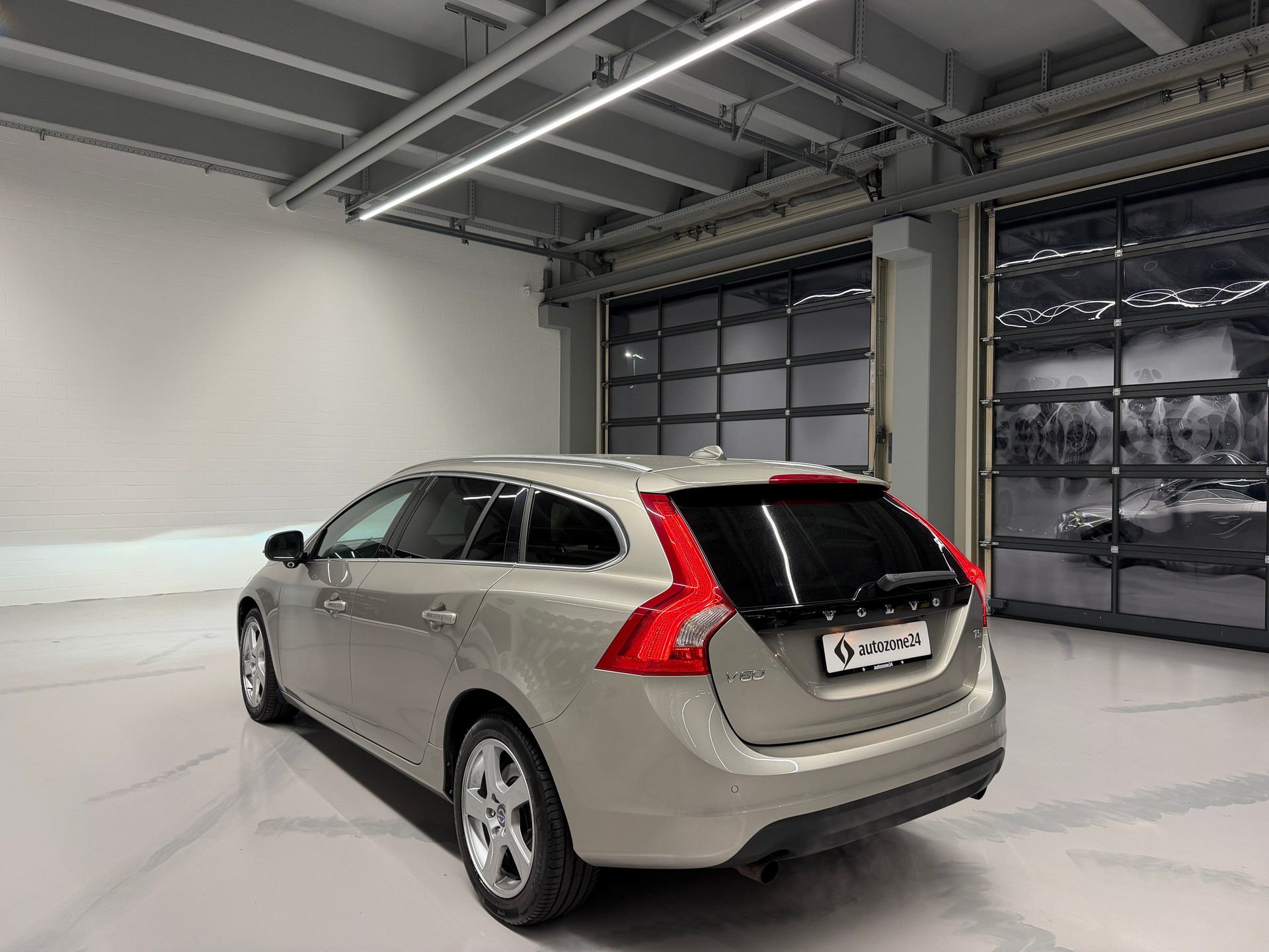 VOLVO V60 2.0 T5 Summum-image-5