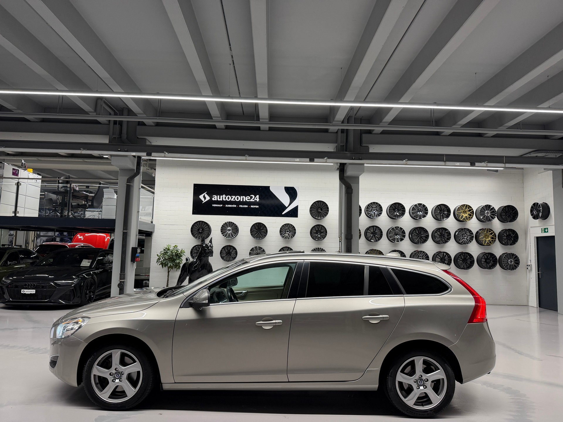 VOLVO V60 2.0 T5 Summum-image-3