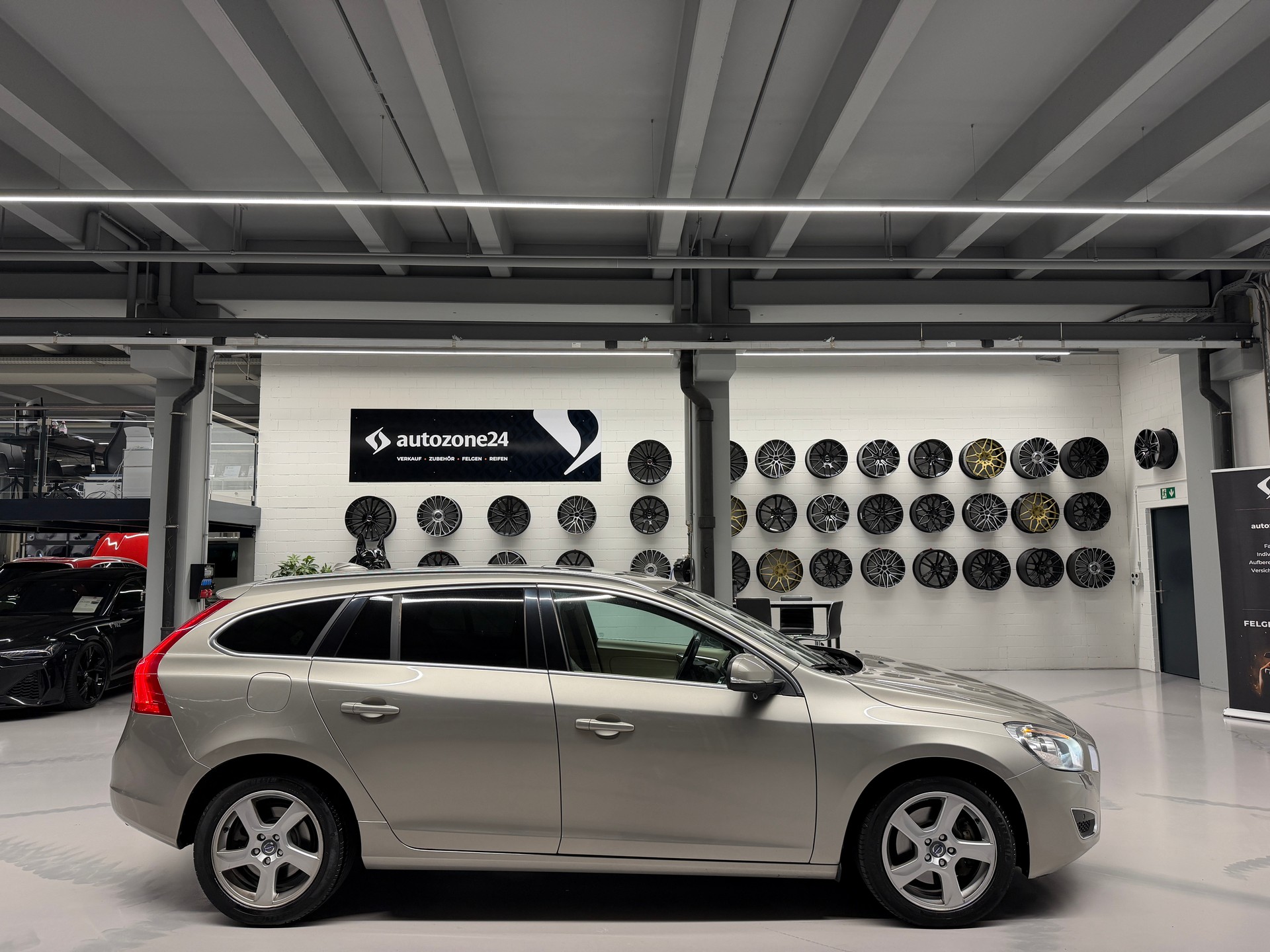 VOLVO V60 2.0 T5 Summum-image-6