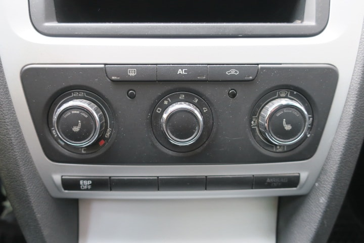 SKODA Octavia Combi 1.8 TSI 50Years 4x4-image-14
