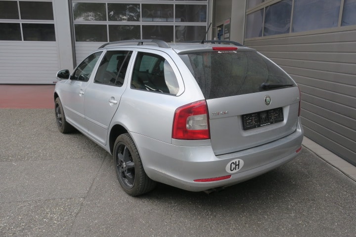SKODA Octavia Combi 1.8 TSI 50Years 4x4-image-4
