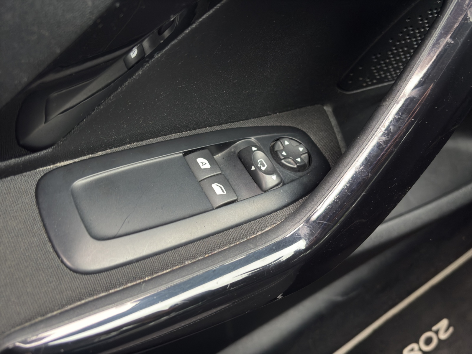 PEUGEOT 208 1.2 VTI Active-image-13