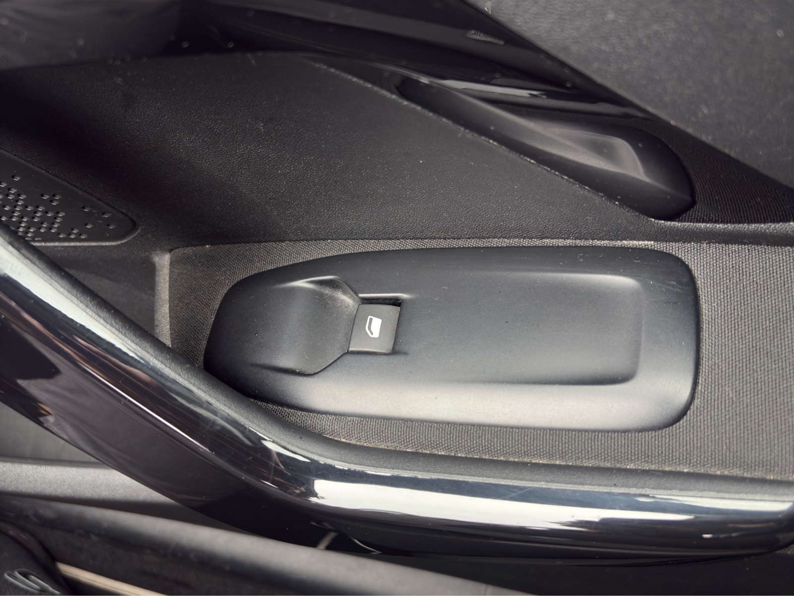 PEUGEOT 208 1.2 VTI Active-image-12