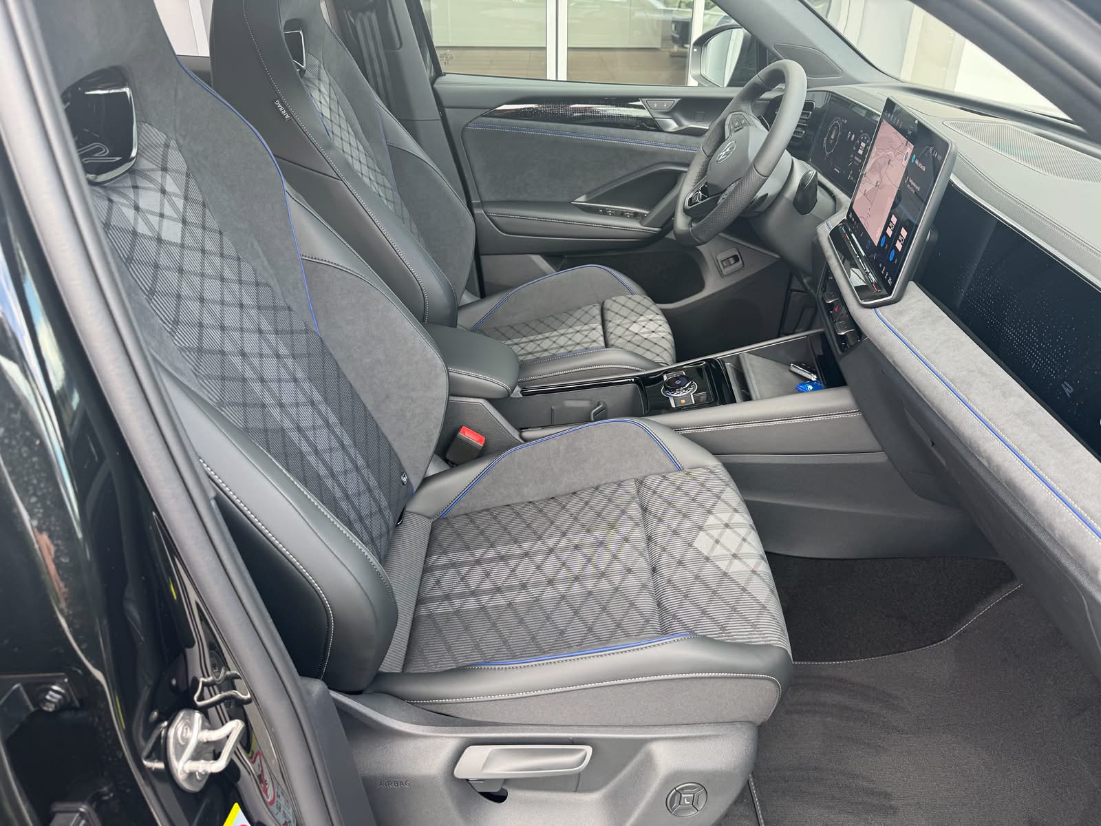 VW Tiguan 2.0 TSI DSG R-Line United 4Motion-image-2