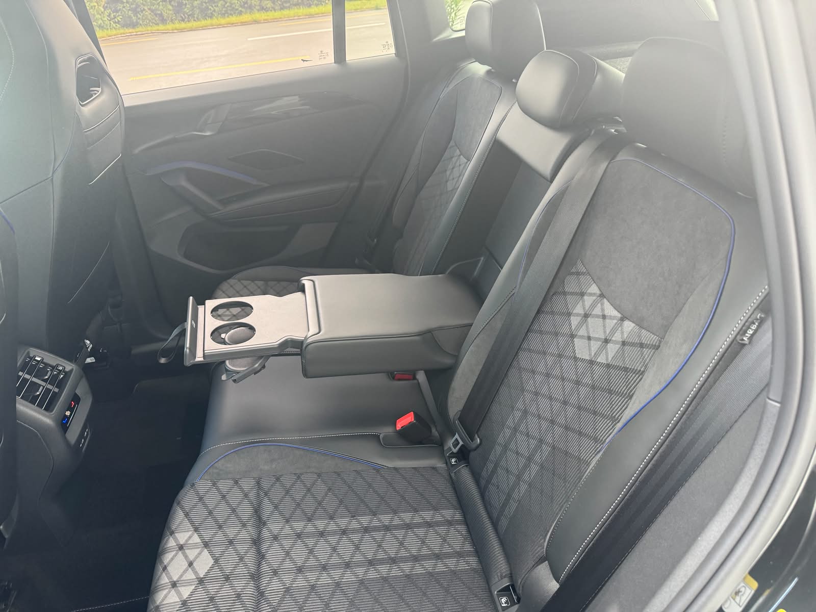 VW Tiguan 2.0 TSI DSG R-Line United 4Motion-image-7