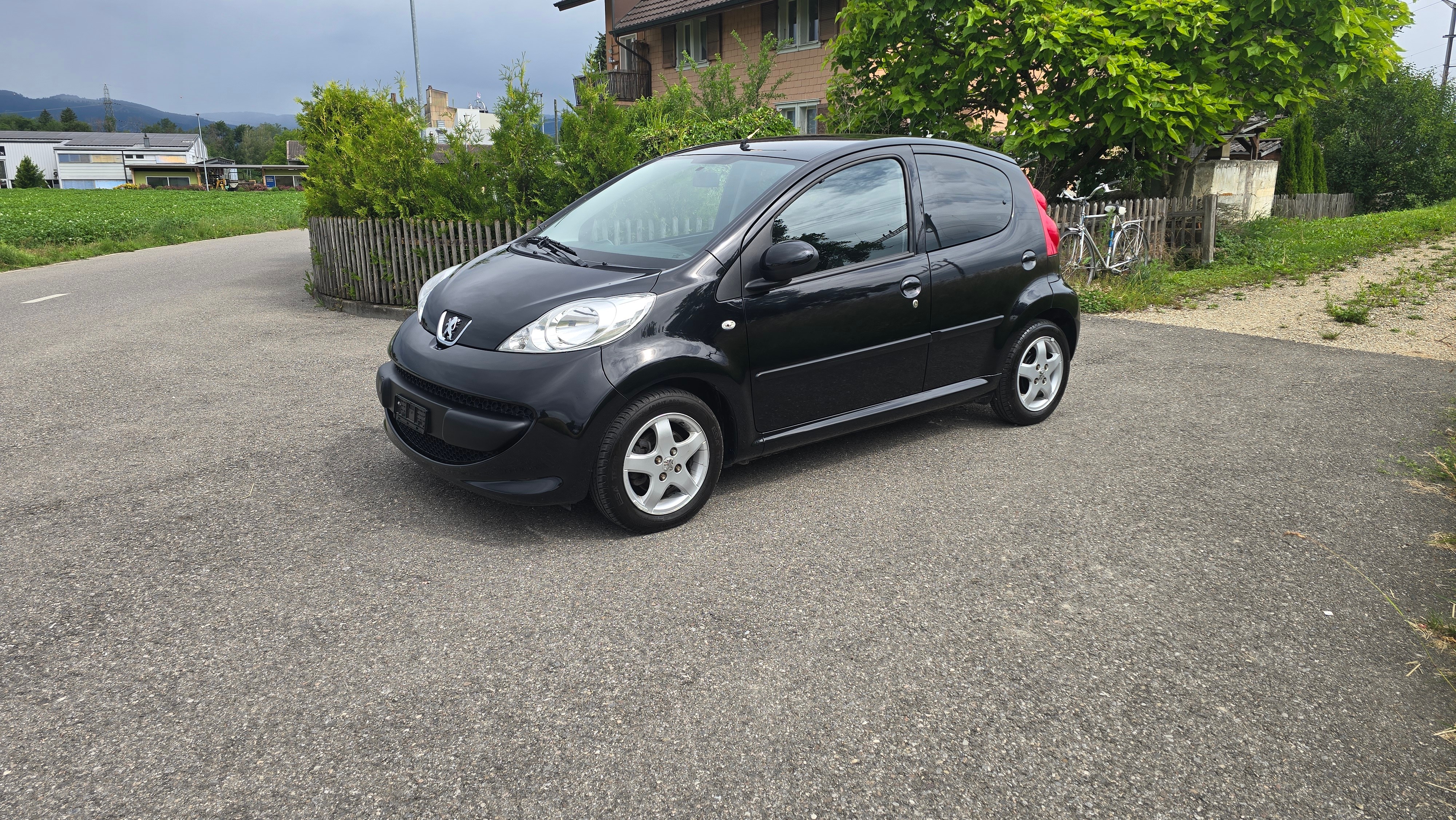 PEUGEOT 107 1.0 Black&Silver Edition 2-Tronic — slika 1