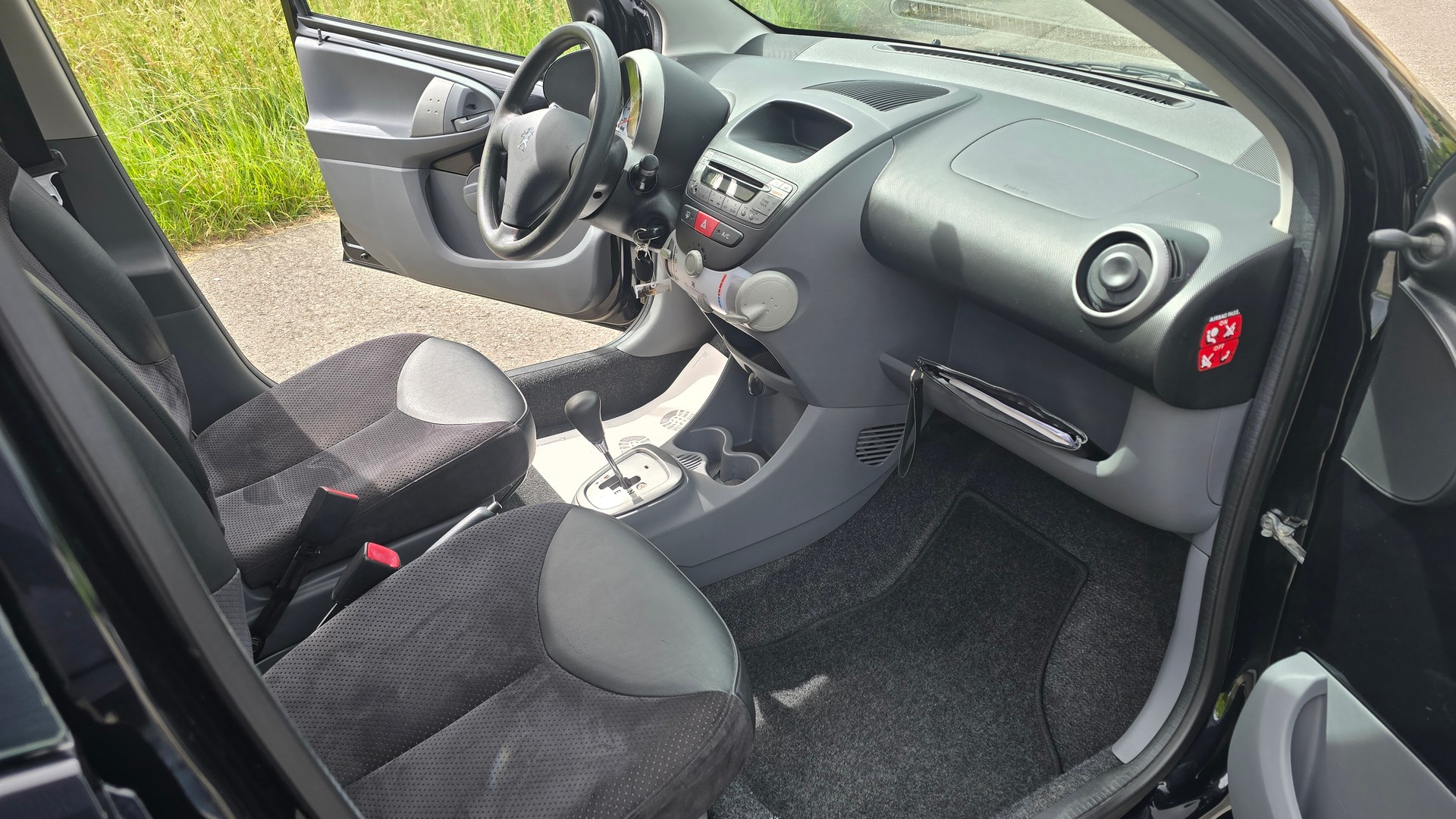 PEUGEOT 107 1.0 Black&Silver Edition 2-Tronic-image-12