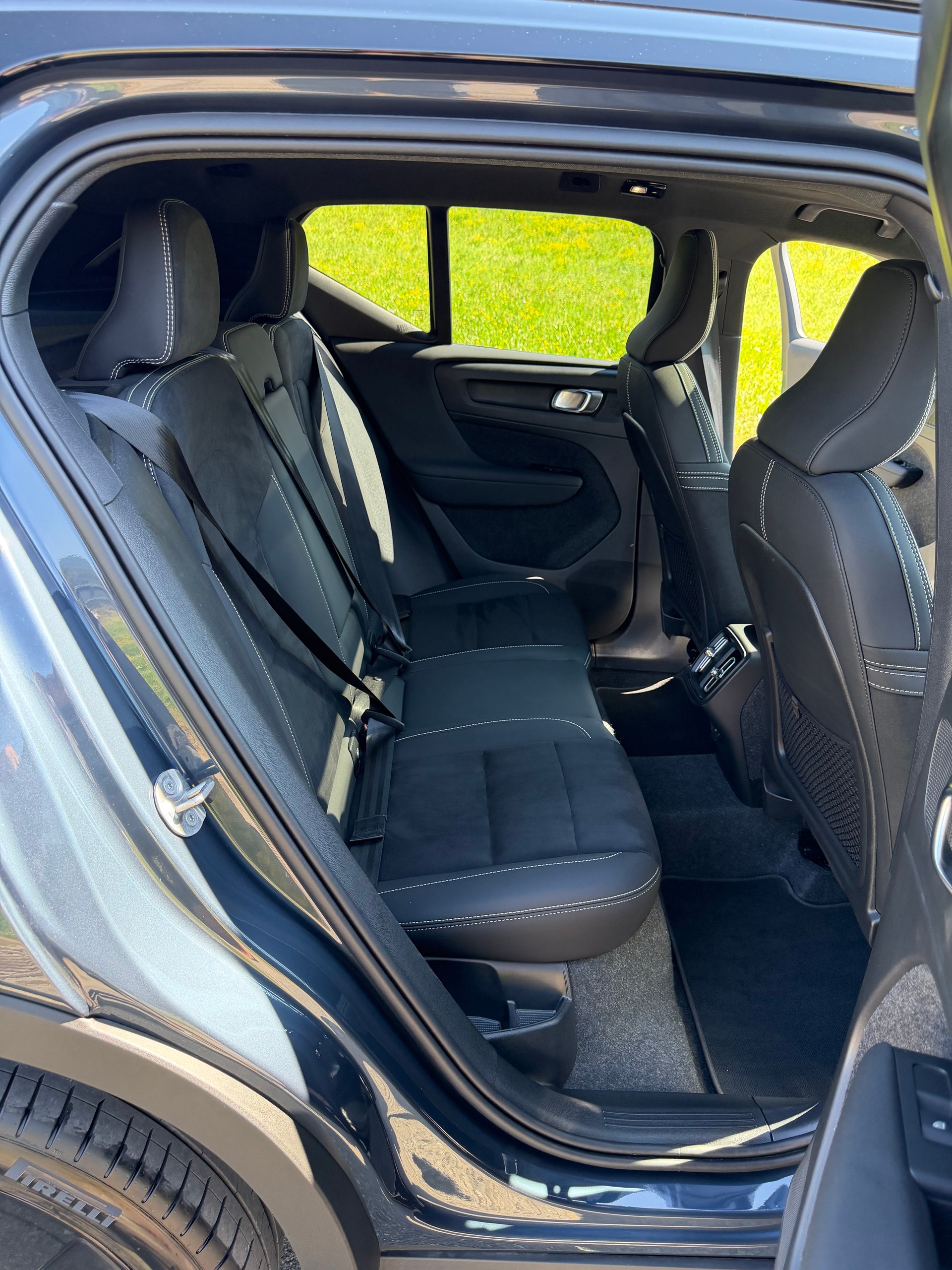 VOLVO XC40 B4 BENZIN MILD HYBRID "ULTRA BLACK EDITION" DCT CH WAGEN.-image-6