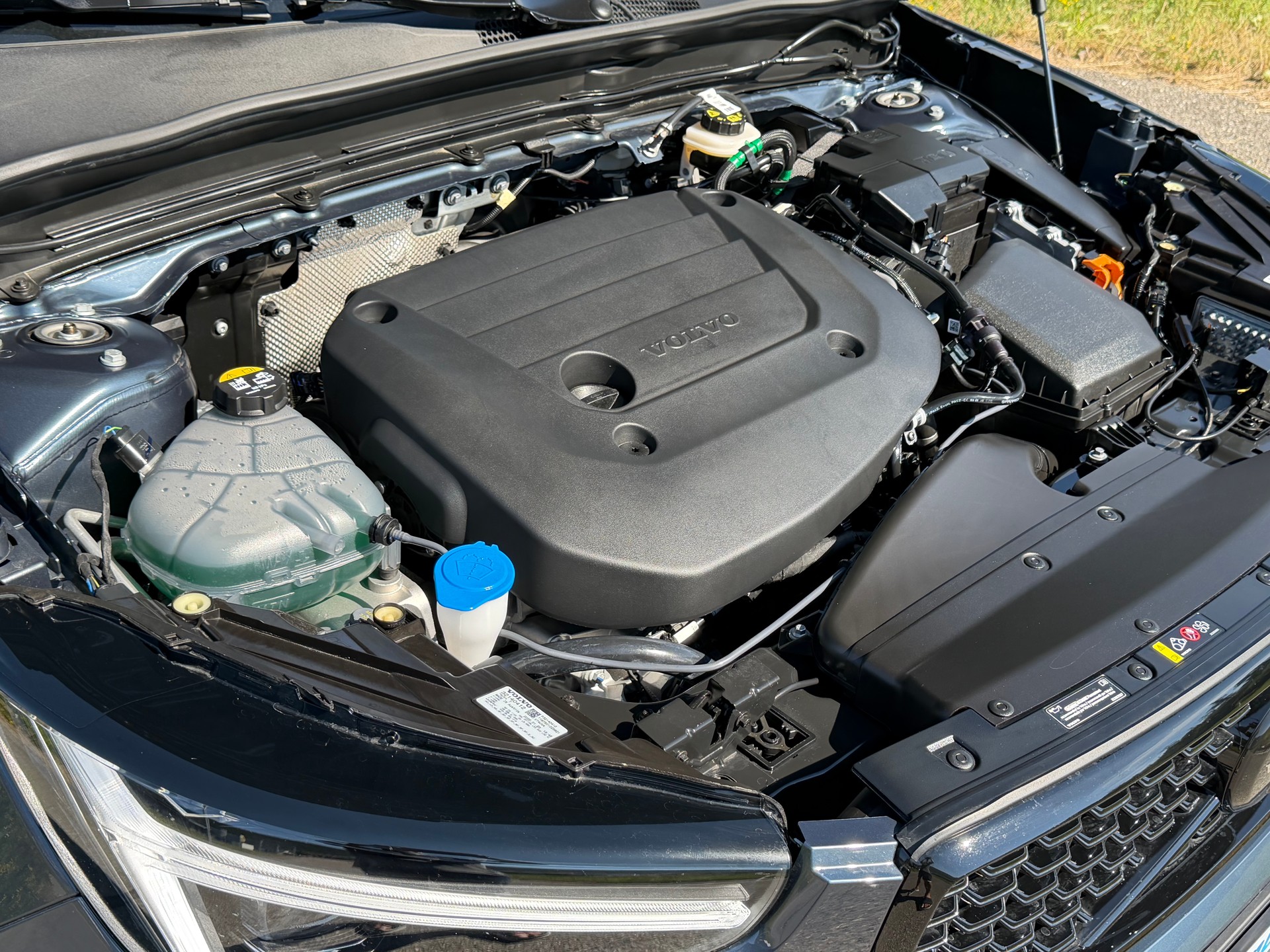 VOLVO XC40 B4 BENZIN MILD HYBRID "ULTRA BLACK EDITION" DCT CH WAGEN.-image-40