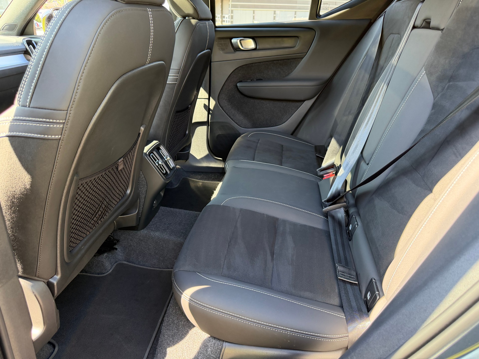 VOLVO XC40 B4 BENZIN MILD HYBRID "ULTRA BLACK EDITION" DCT CH WAGEN.-image-35