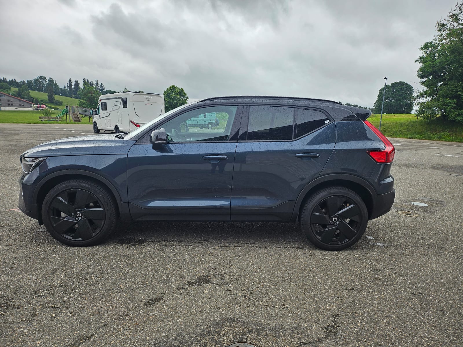 VOLVO XC40 B4 BENZIN MILD HYBRID "ULTRA BLACK EDITION" DCT CH WAGEN.-image-9