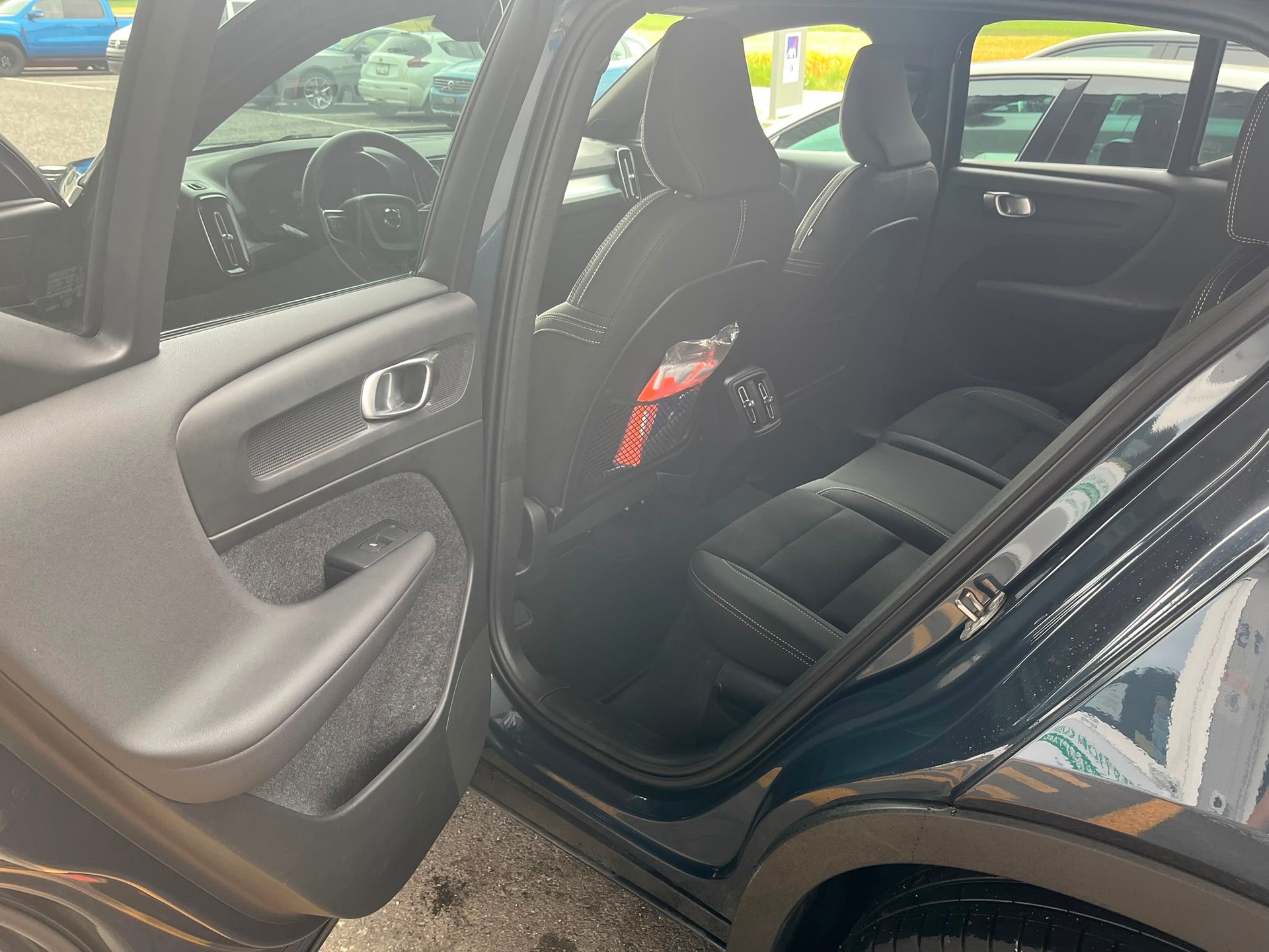 VOLVO XC40 B4 BENZIN MILD HYBRID "ULTRA BLACK EDITION" DCT CH WAGEN.-image-16