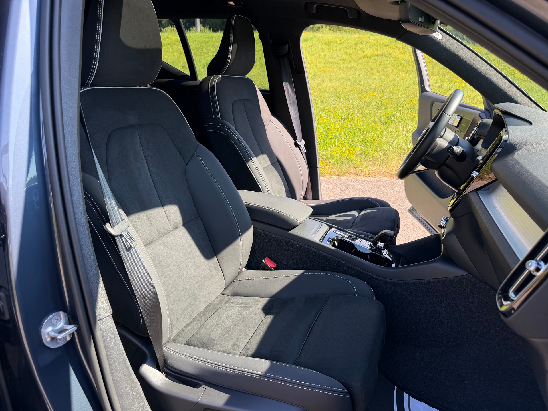 VOLVO XC40 B4 BENZIN MILD HYBRID "ULTRA BLACK EDITION" DCT CH WAGEN.-image-33