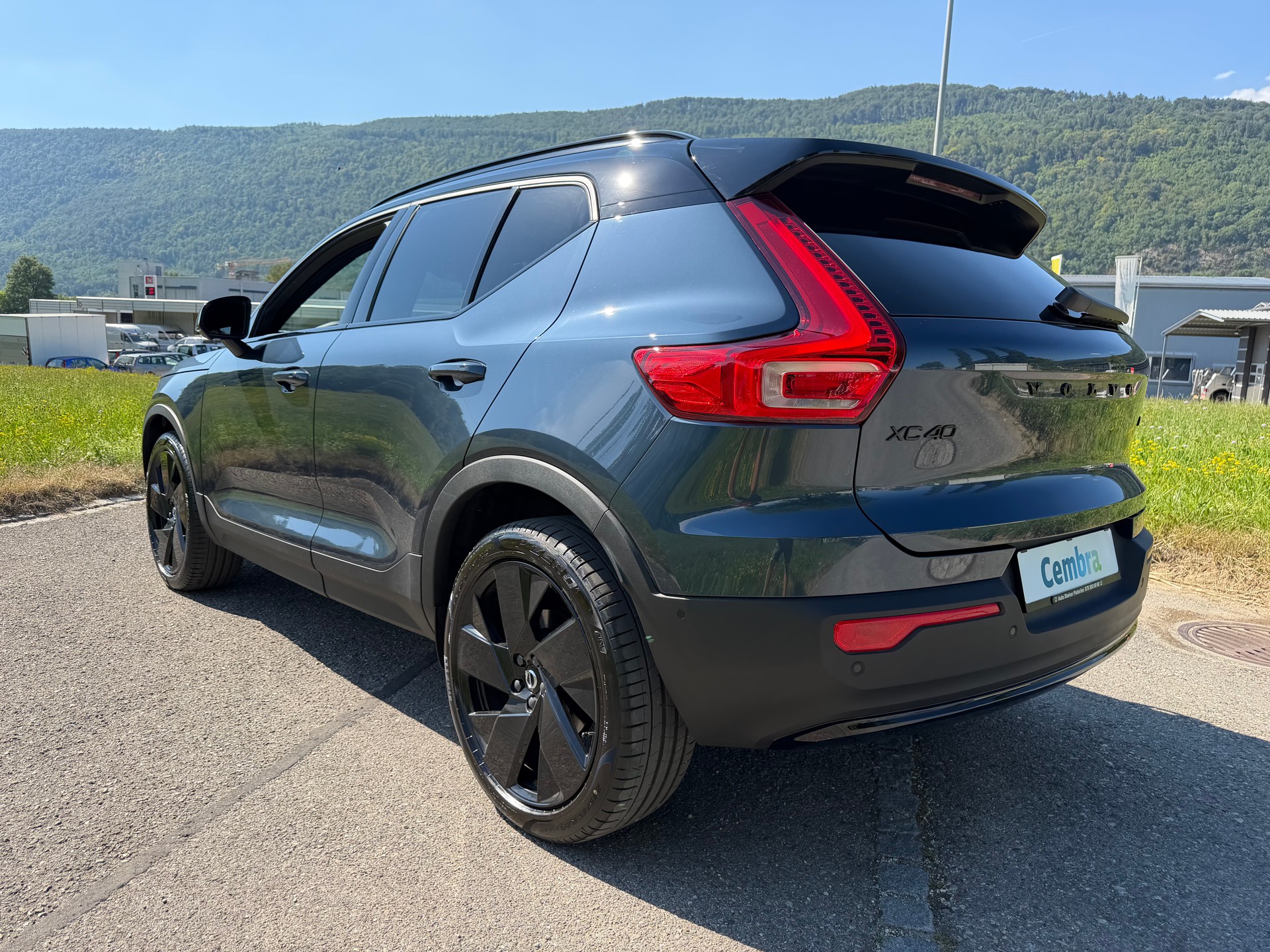 VOLVO XC40 B4 BENZIN MILD HYBRID "ULTRA BLACK EDITION" DCT CH WAGEN.-image-15