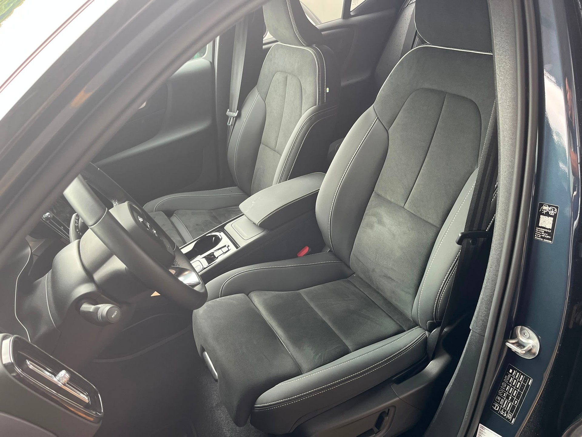 VOLVO XC40 B4 BENZIN MILD HYBRID "ULTRA BLACK EDITION" DCT CH WAGEN.-image-3