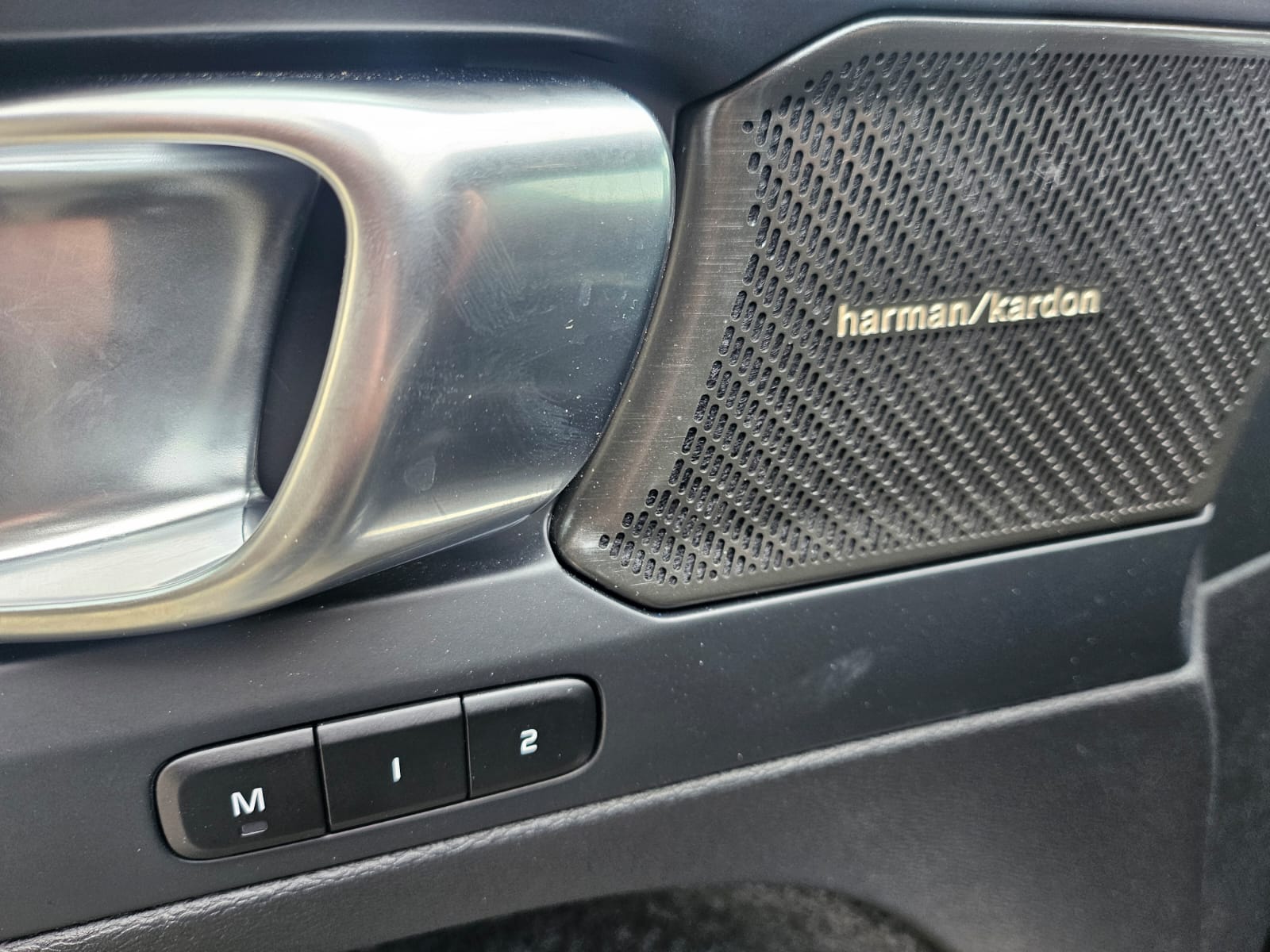 VOLVO XC40 B4 BENZIN MILD HYBRID "ULTRA BLACK EDITION" DCT CH WAGEN.-image-13