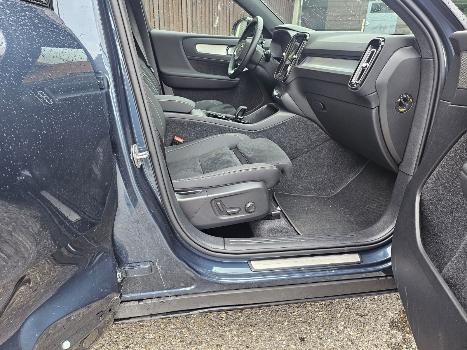 VOLVO XC40 B4 BENZIN MILD HYBRID "ULTRA BLACK EDITION" DCT CH WAGEN.-image-14