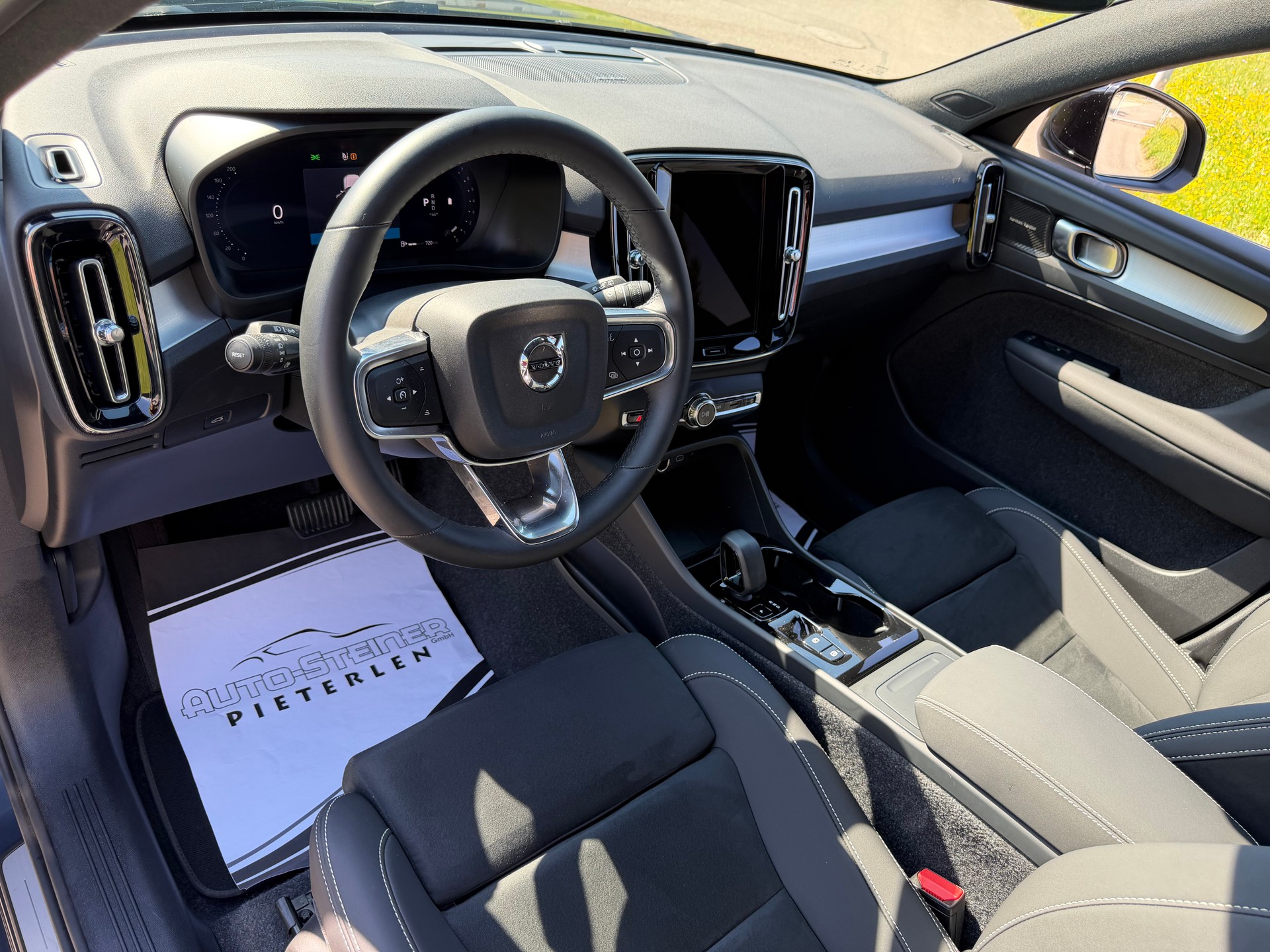 VOLVO XC40 B4 BENZIN MILD HYBRID "ULTRA BLACK EDITION" DCT CH WAGEN.-image-36