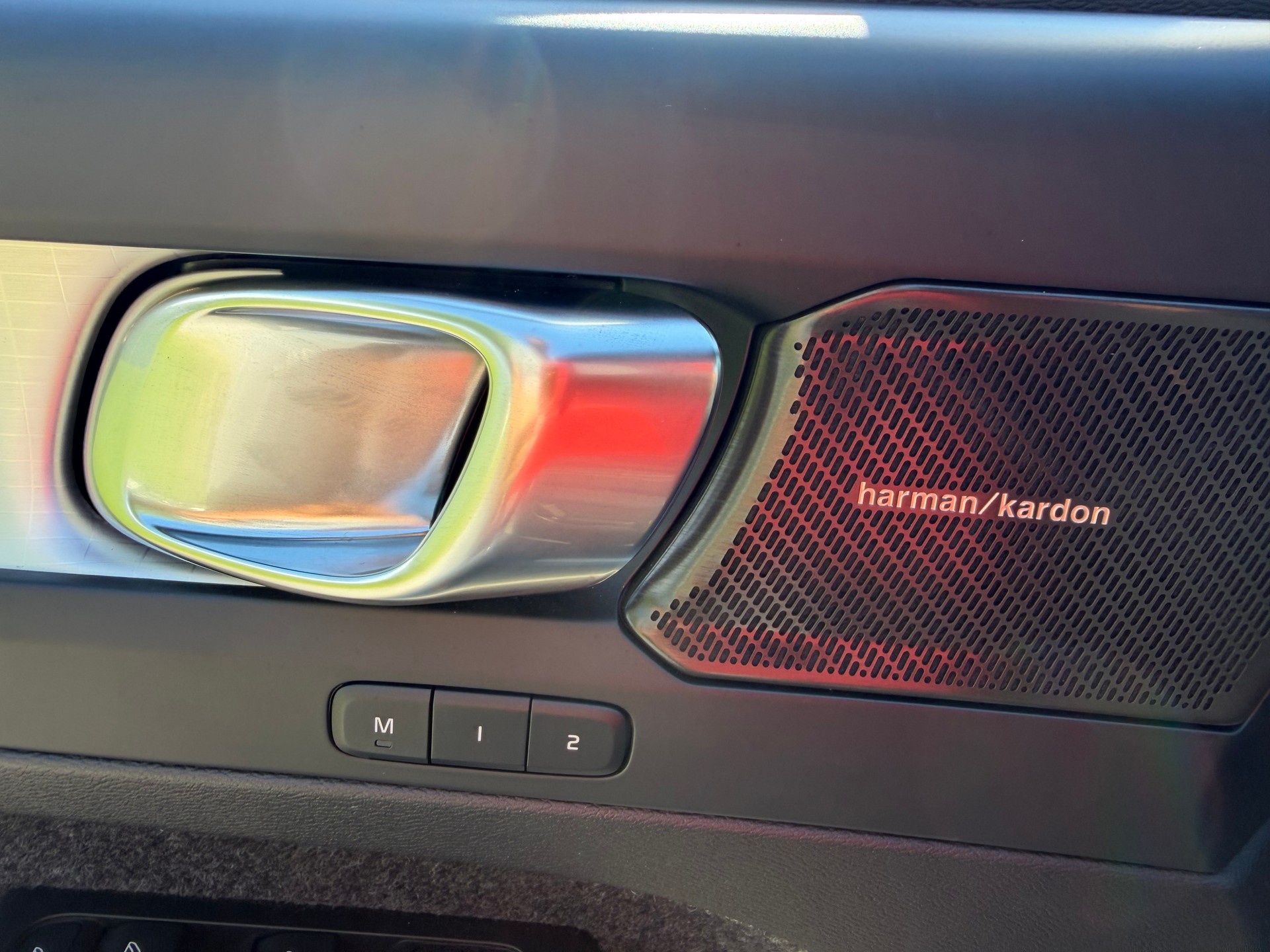 VOLVO XC40 B4 BENZIN MILD HYBRID "ULTRA BLACK EDITION" DCT CH WAGEN.-image-30