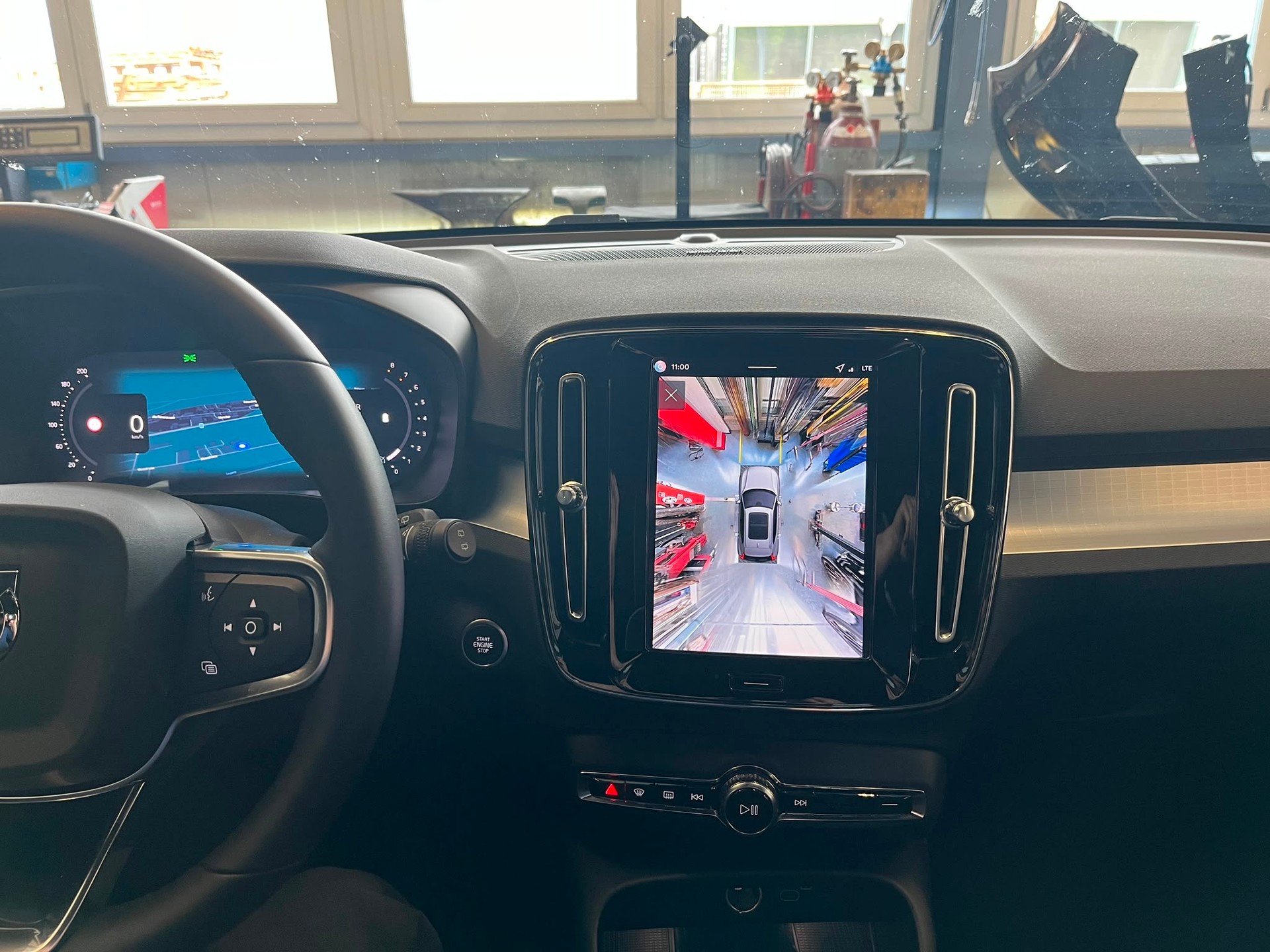 VOLVO XC40 B4 BENZIN MILD HYBRID "ULTRA BLACK EDITION" DCT CH WAGEN.-image-32