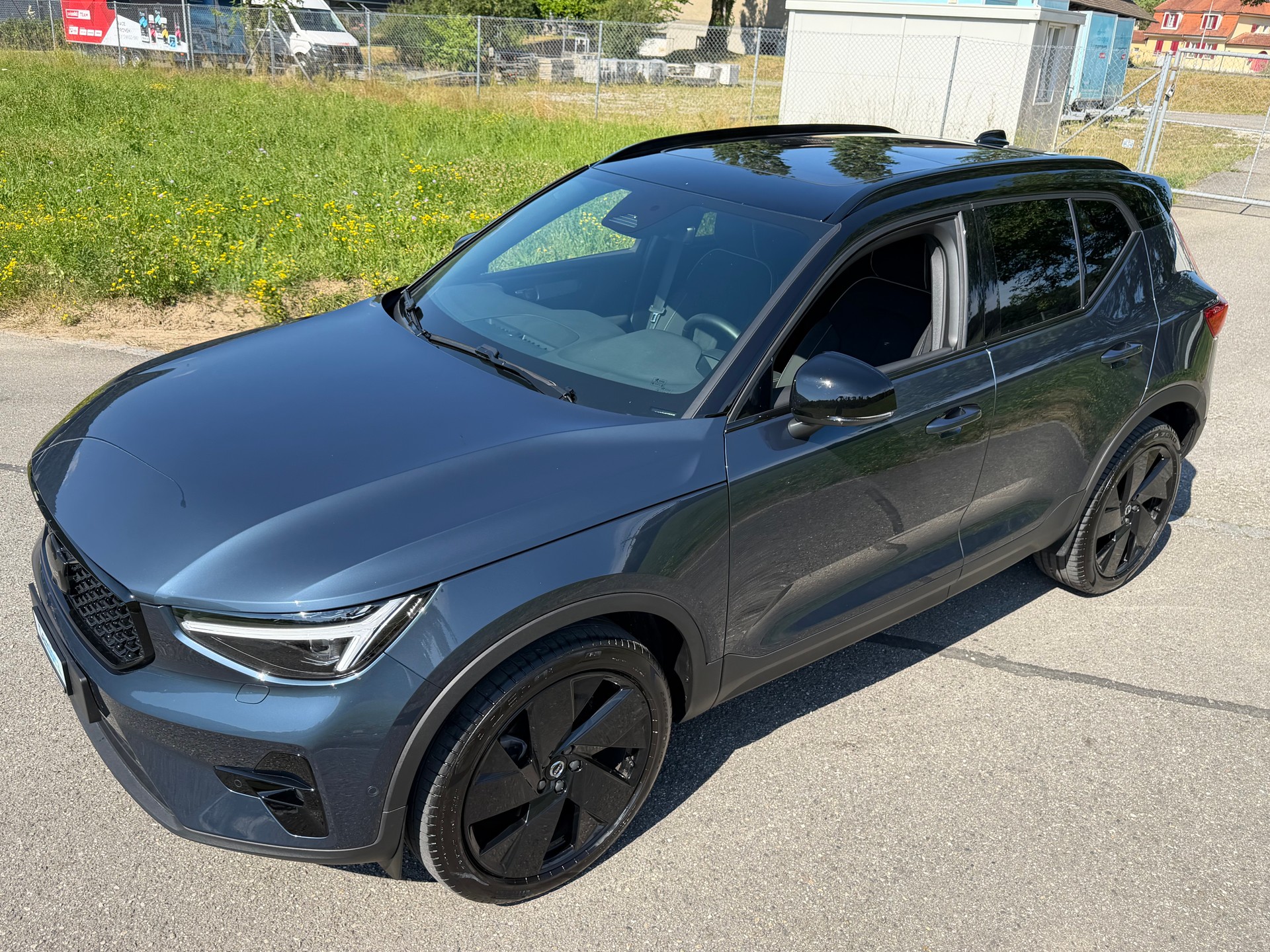 VOLVO XC40 B4 BENZIN MILD HYBRID "ULTRA BLACK EDITION" DCT CH WAGEN.-image-14