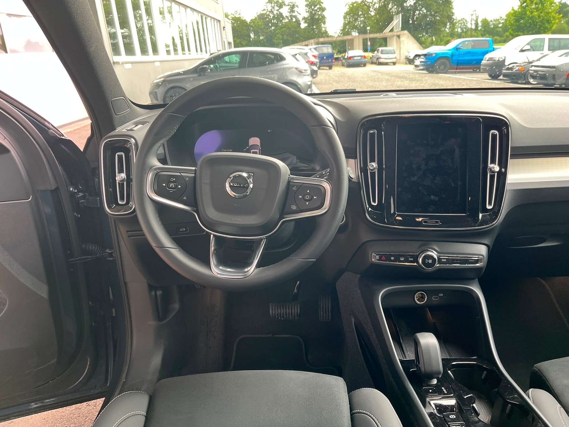 VOLVO XC40 B4 BENZIN MILD HYBRID "ULTRA BLACK EDITION" DCT CH WAGEN.-image-19