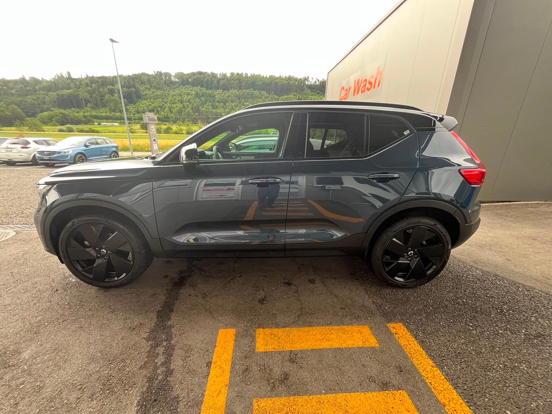 VOLVO XC40 B4 BENZIN MILD HYBRID "ULTRA BLACK EDITION" DCT CH WAGEN.-image-1