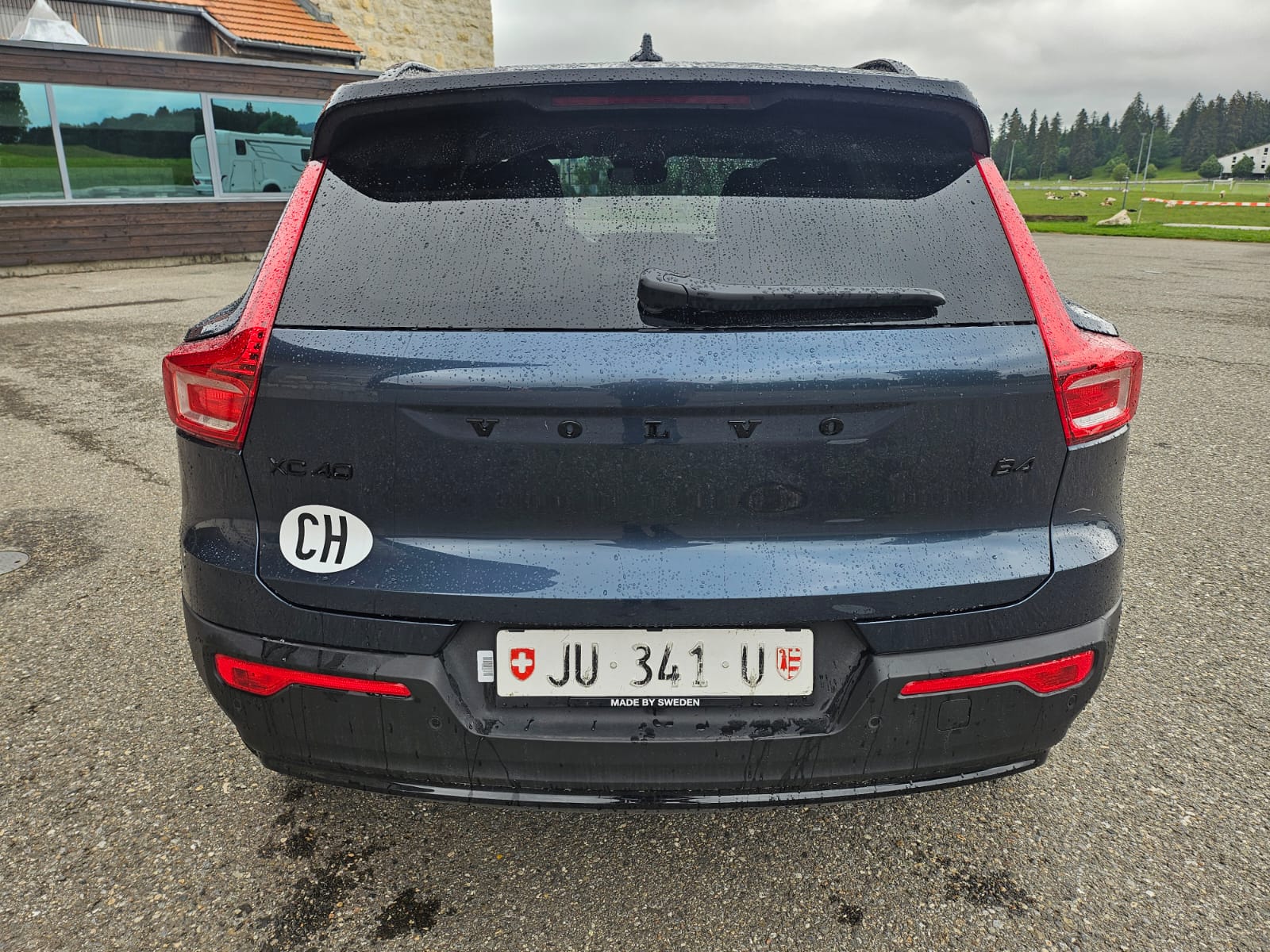 VOLVO XC40 B4 BENZIN MILD HYBRID "ULTRA BLACK EDITION" DCT CH WAGEN.-image-11